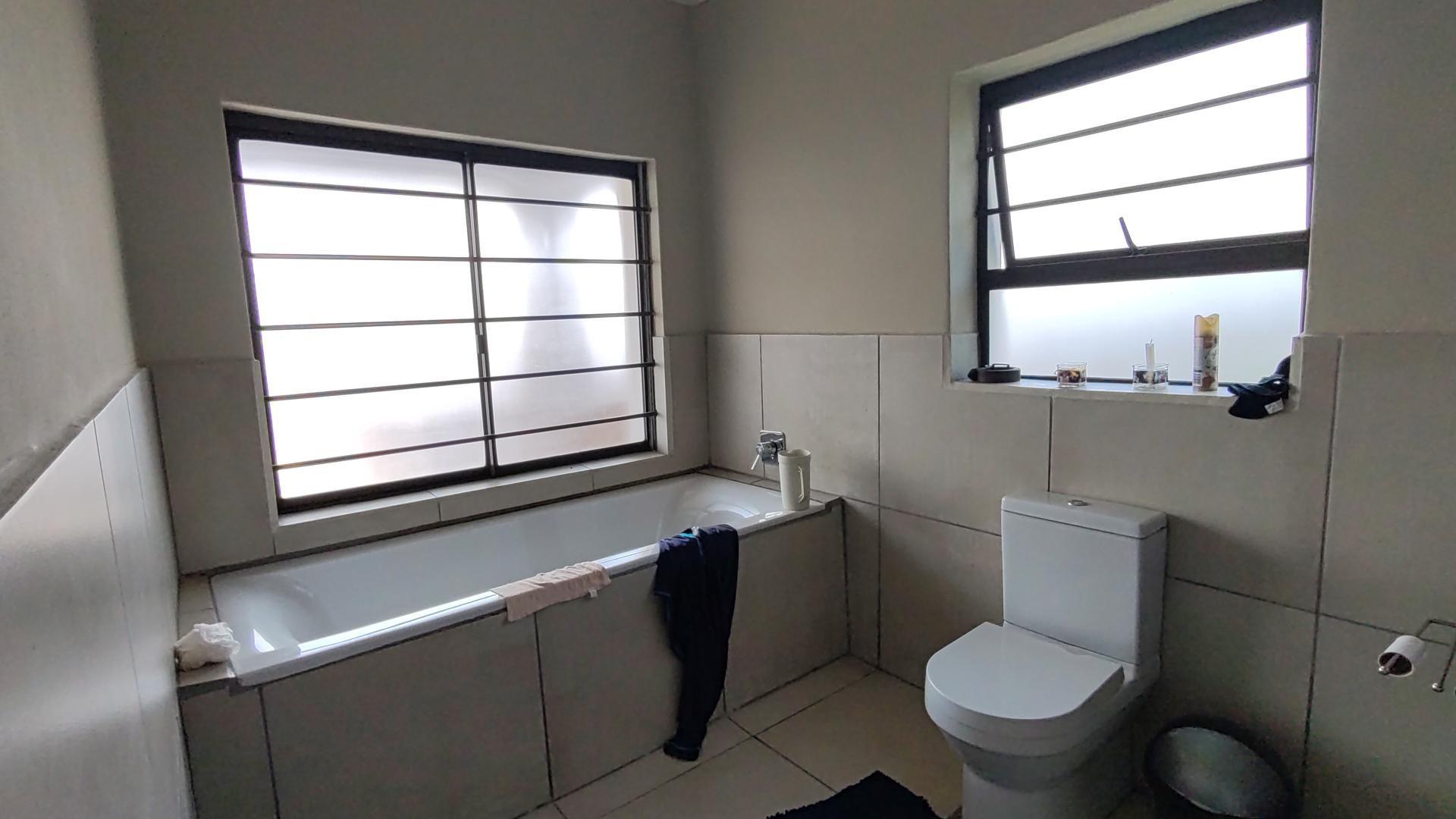 Bathroom 3+ of property in Port Elizabeth Central