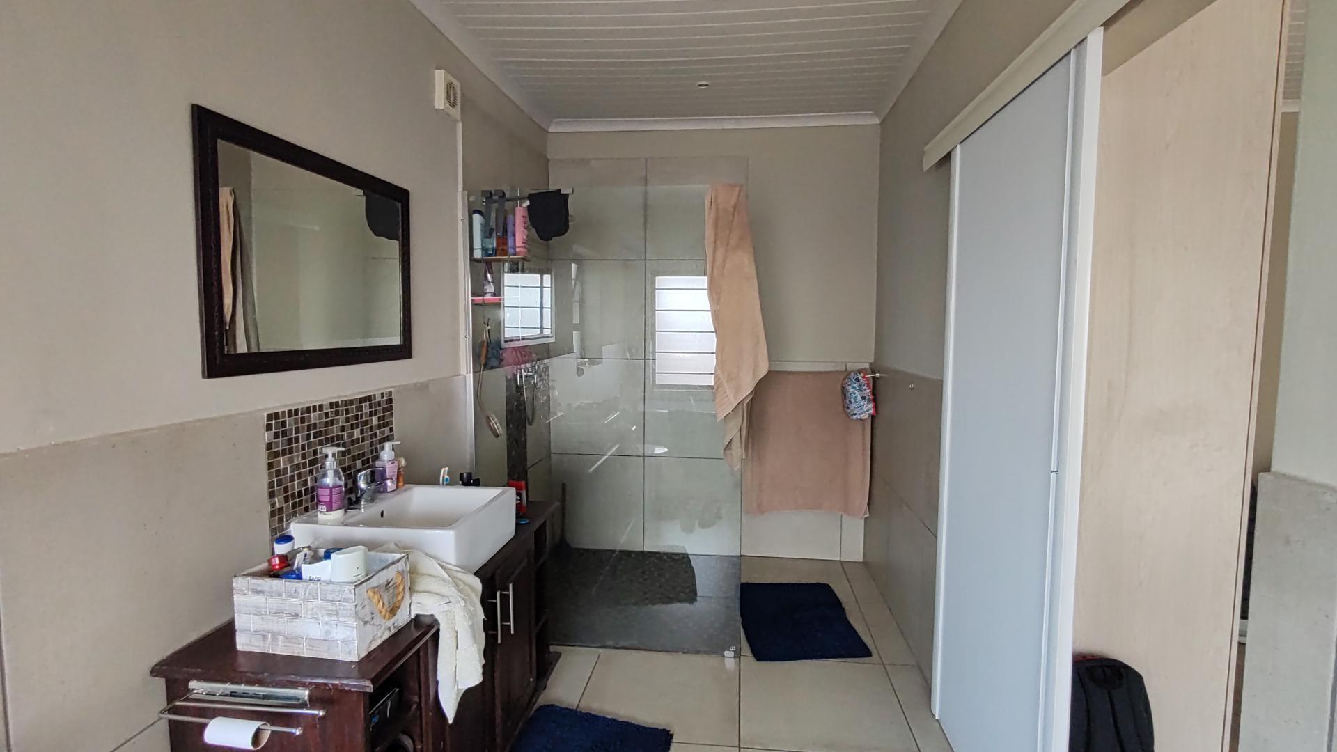 Bathroom 3+ of property in Port Elizabeth Central