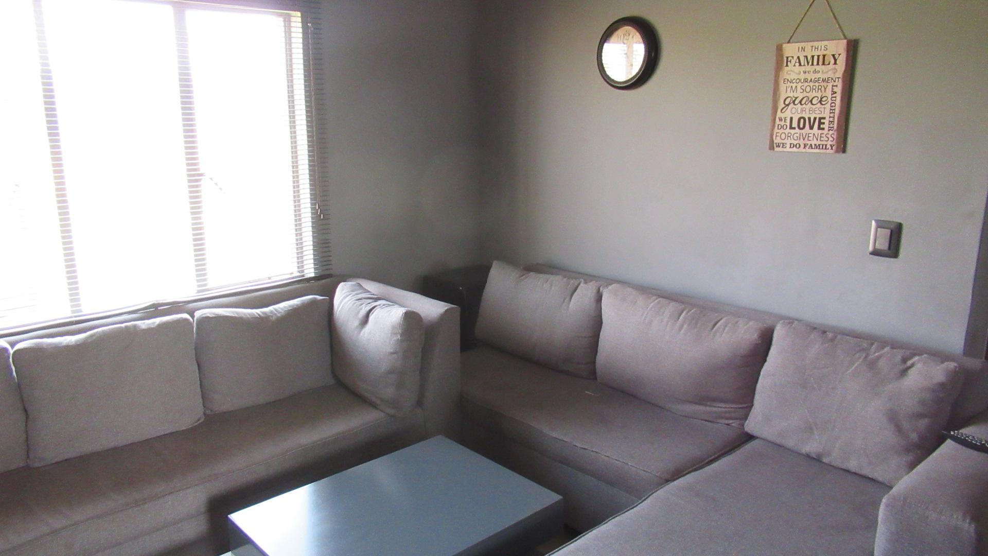 Lounges - 15 square meters of property in Fleurhof