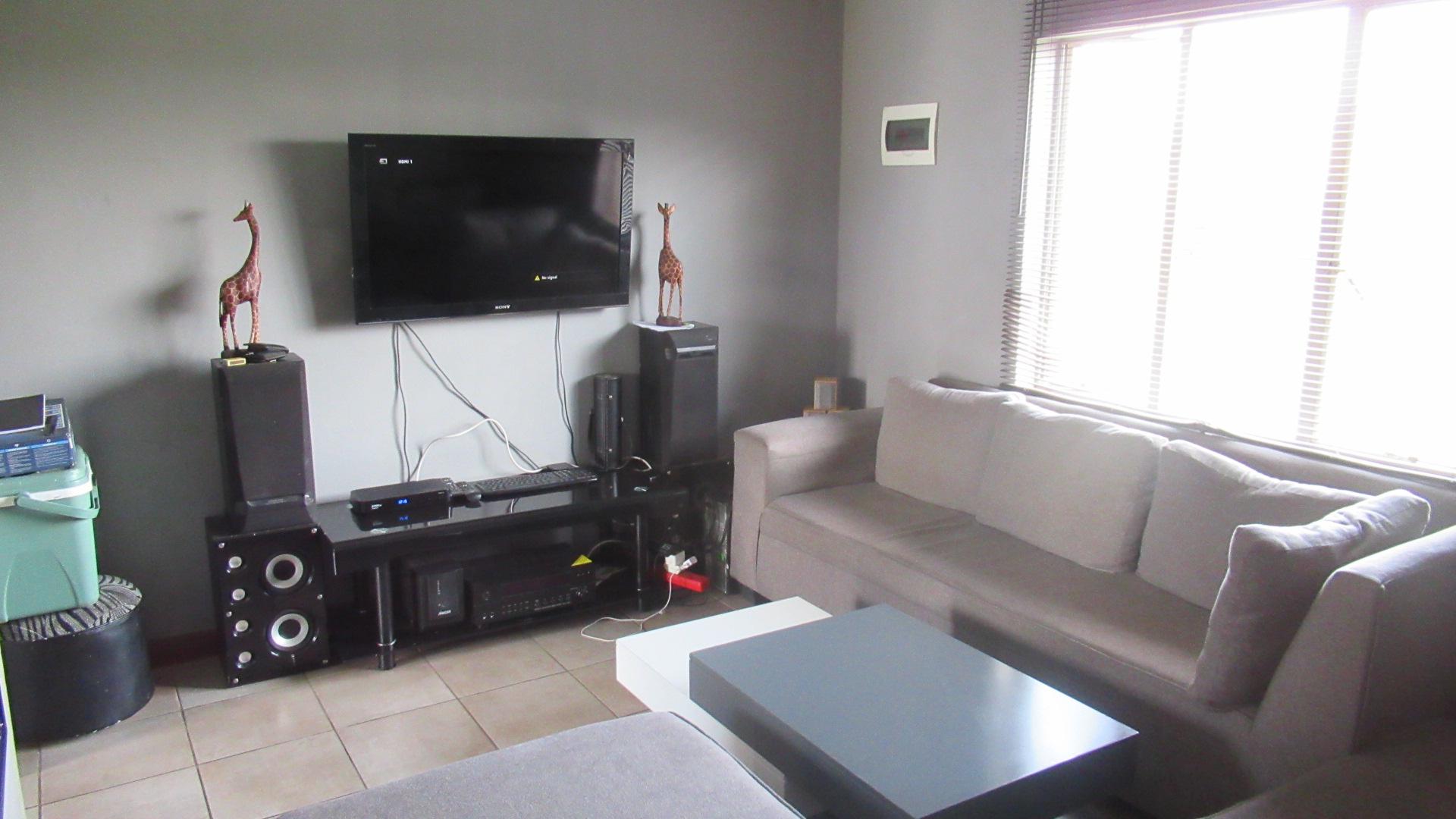 Lounges - 15 square meters of property in Fleurhof