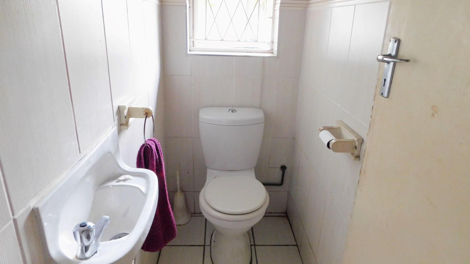 Bathroom 1 - 2 square meters of property in Woodside