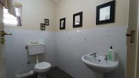 Guest Toilet - 4 square meters of property in Paarl