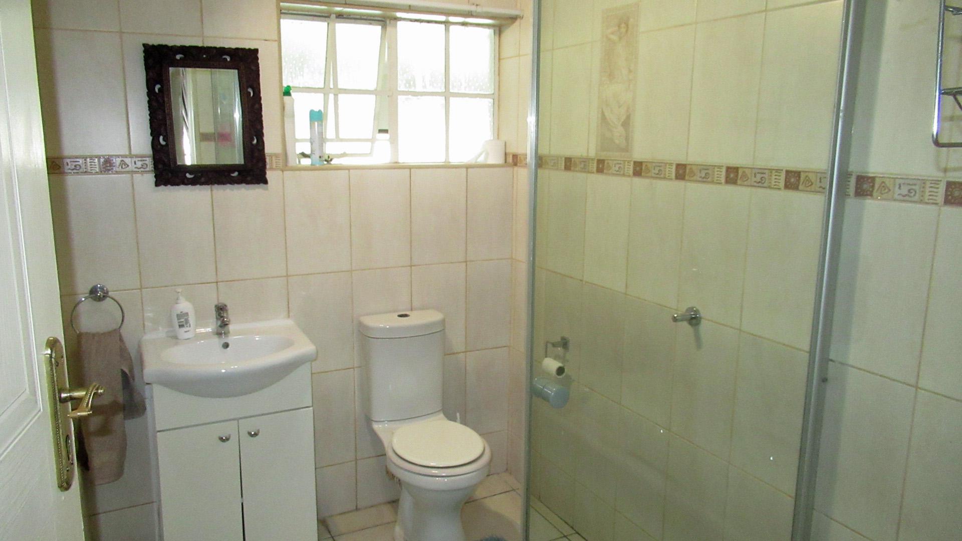 Bathroom 1 - 7 square meters of property in Buccleuch