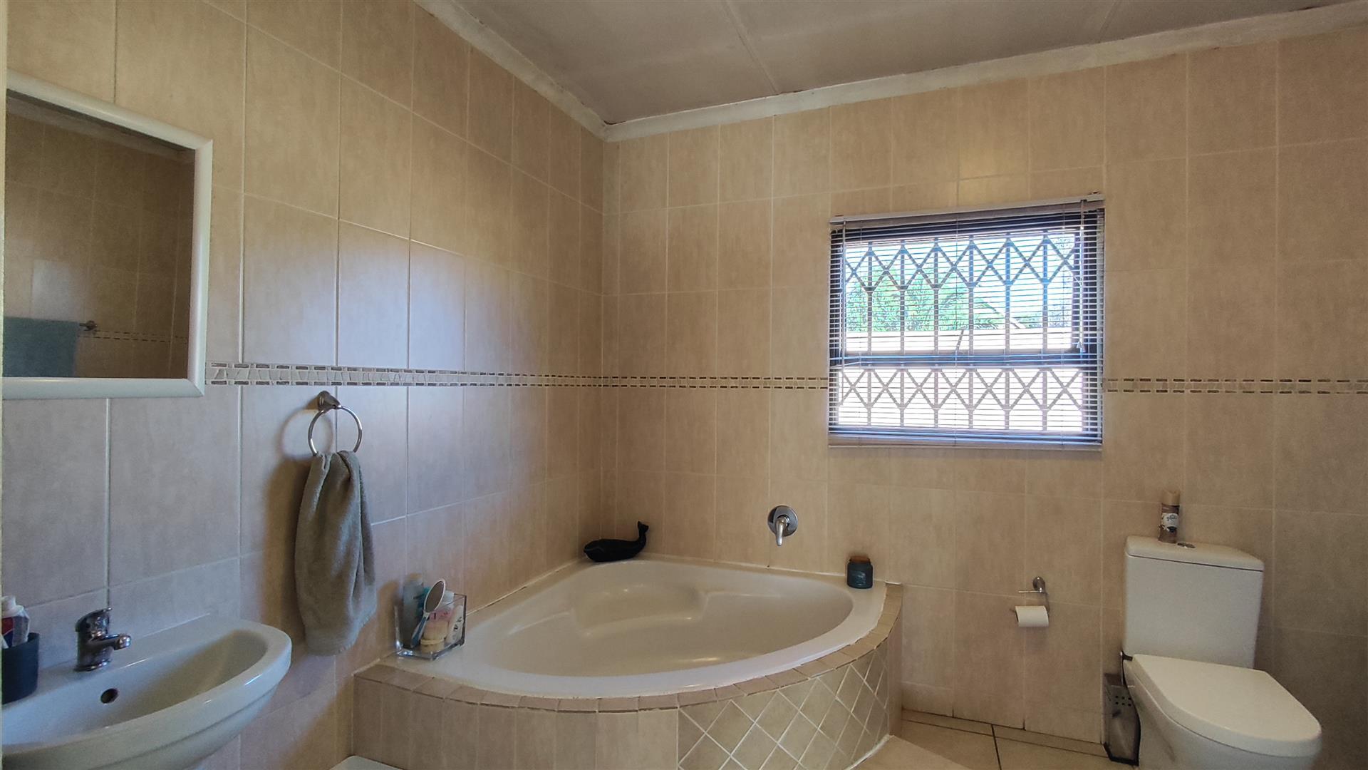 Main Bathroom - 11 square meters of property in Brackendowns