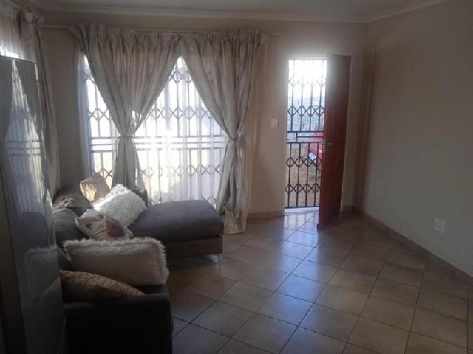 Lounges - 18 square meters of property in Alliance