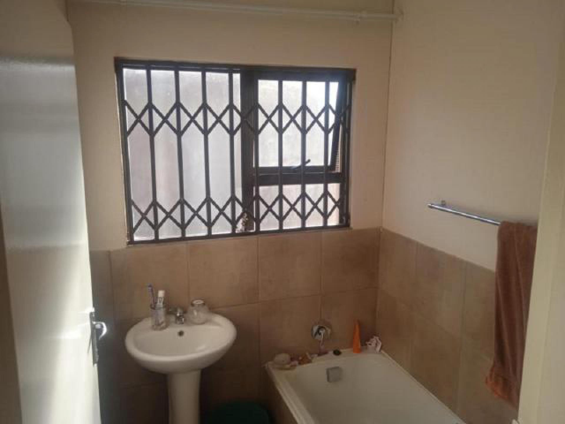 Bathroom 1 - 4 square meters of property in Alliance