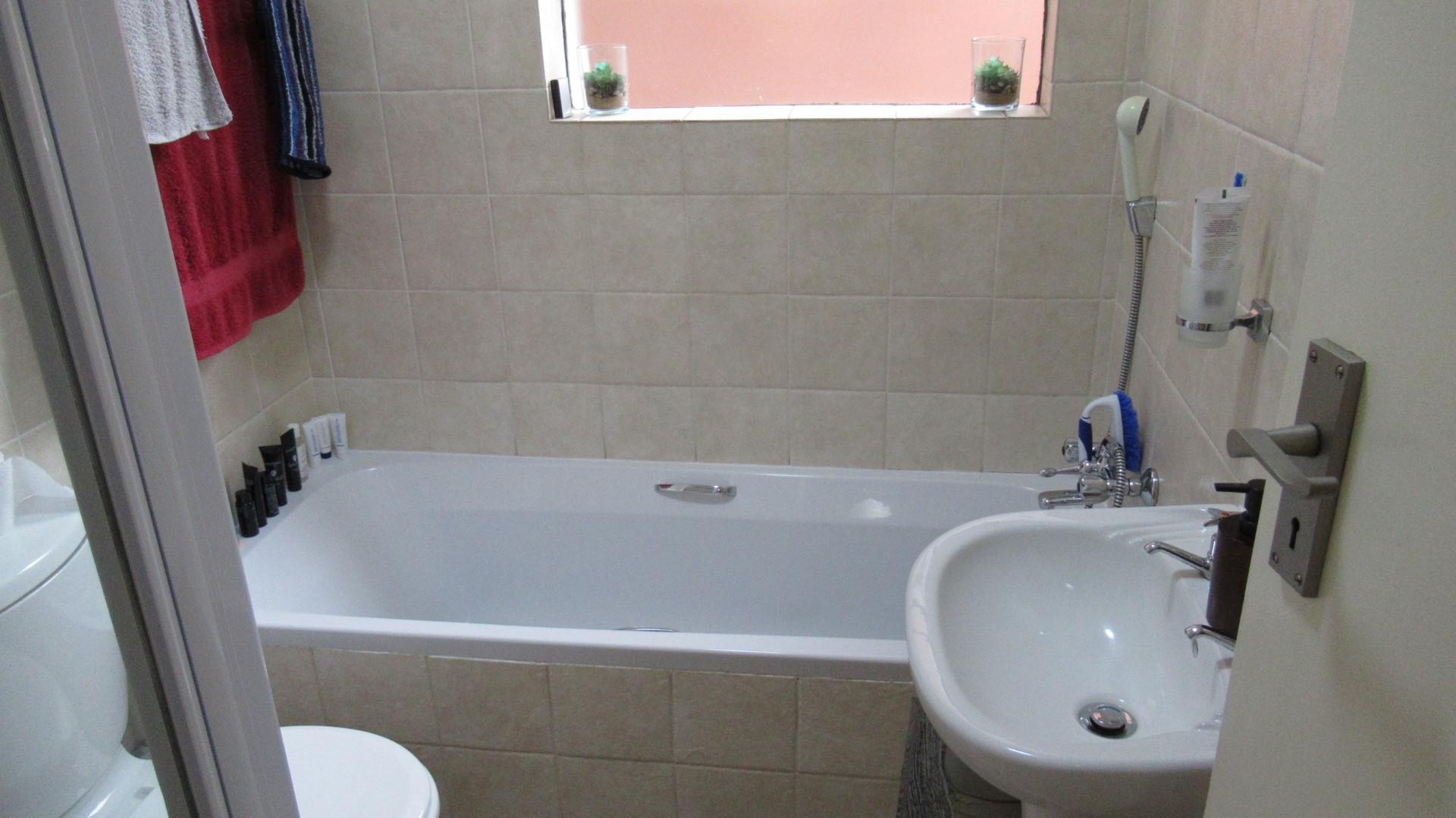Bathroom 1 - 5 square meters of property in Jansen Park