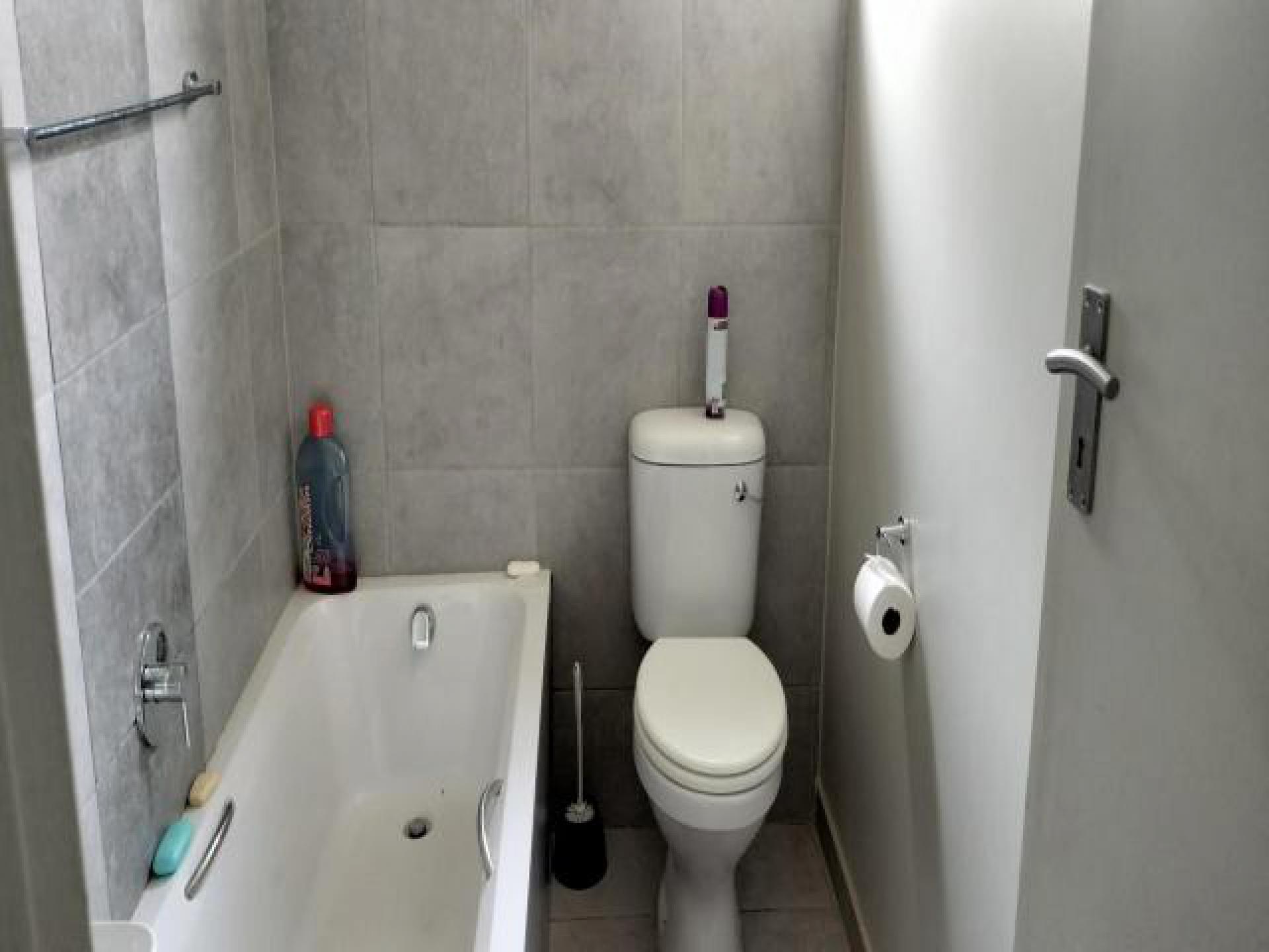 Bathroom 1 - 4 square meters of property in Lotus Gardens