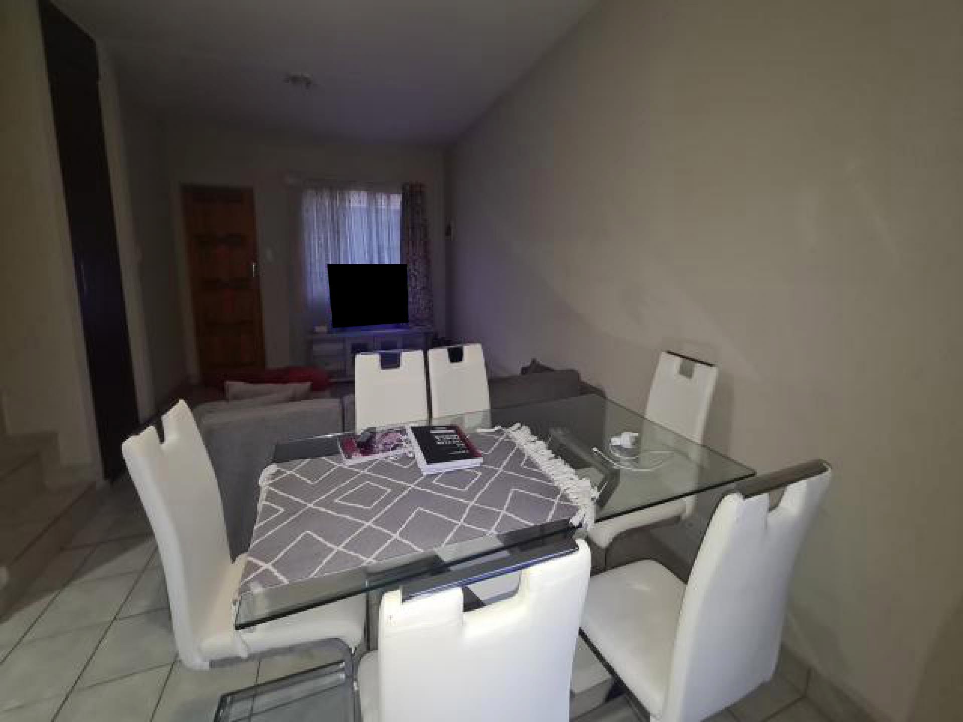 Dining Room of property in Annlin
