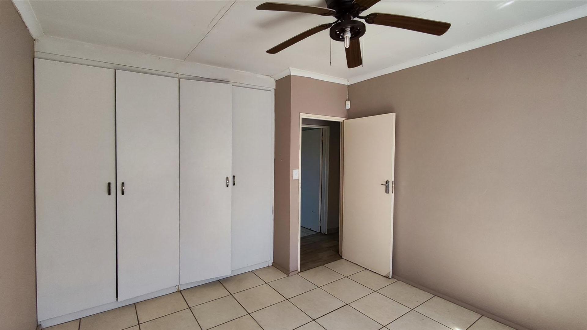 Main Bedroom - 17 square meters of property in Riversdale