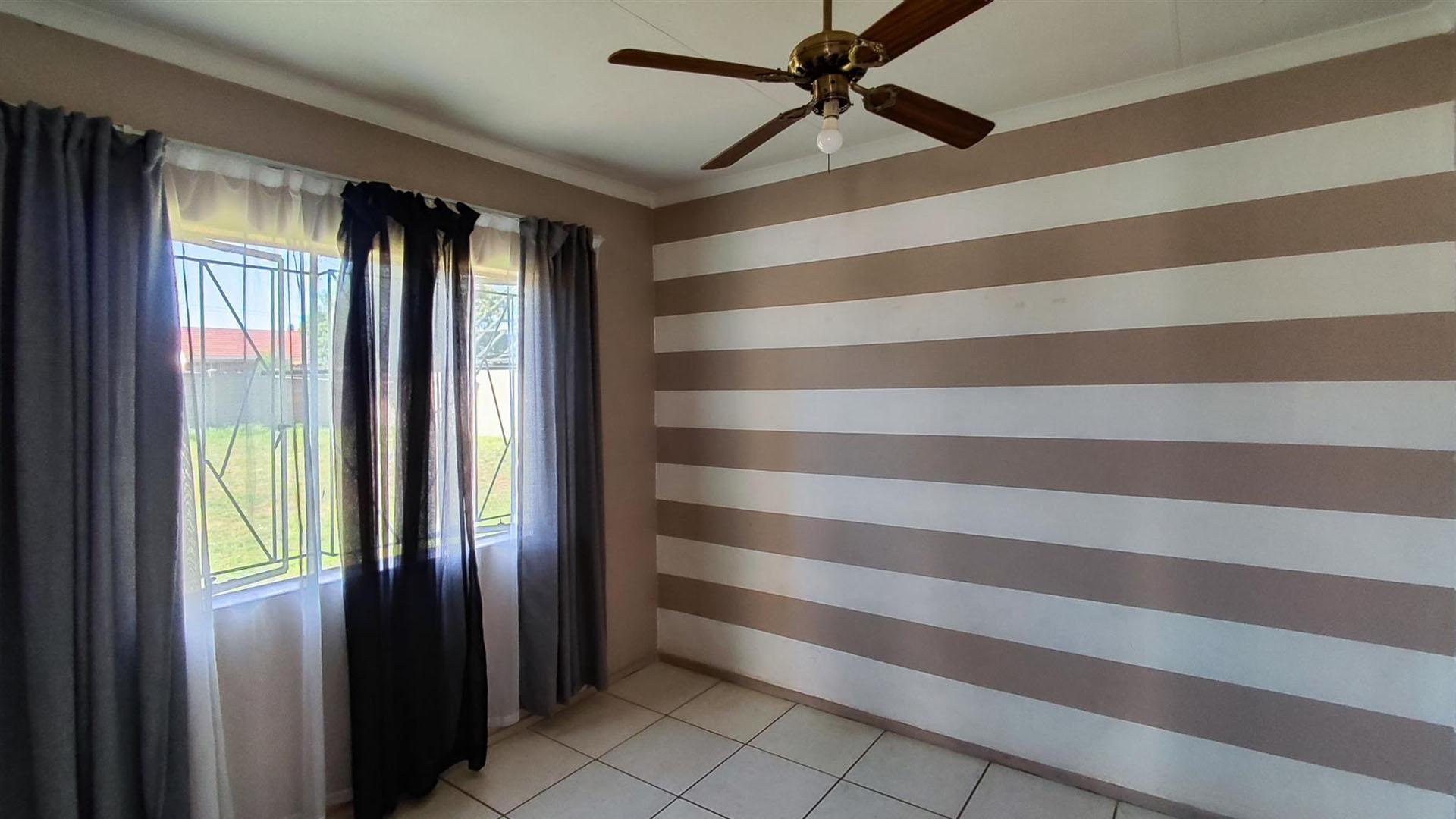 Bed Room 2 - 11 square meters of property in Riversdale