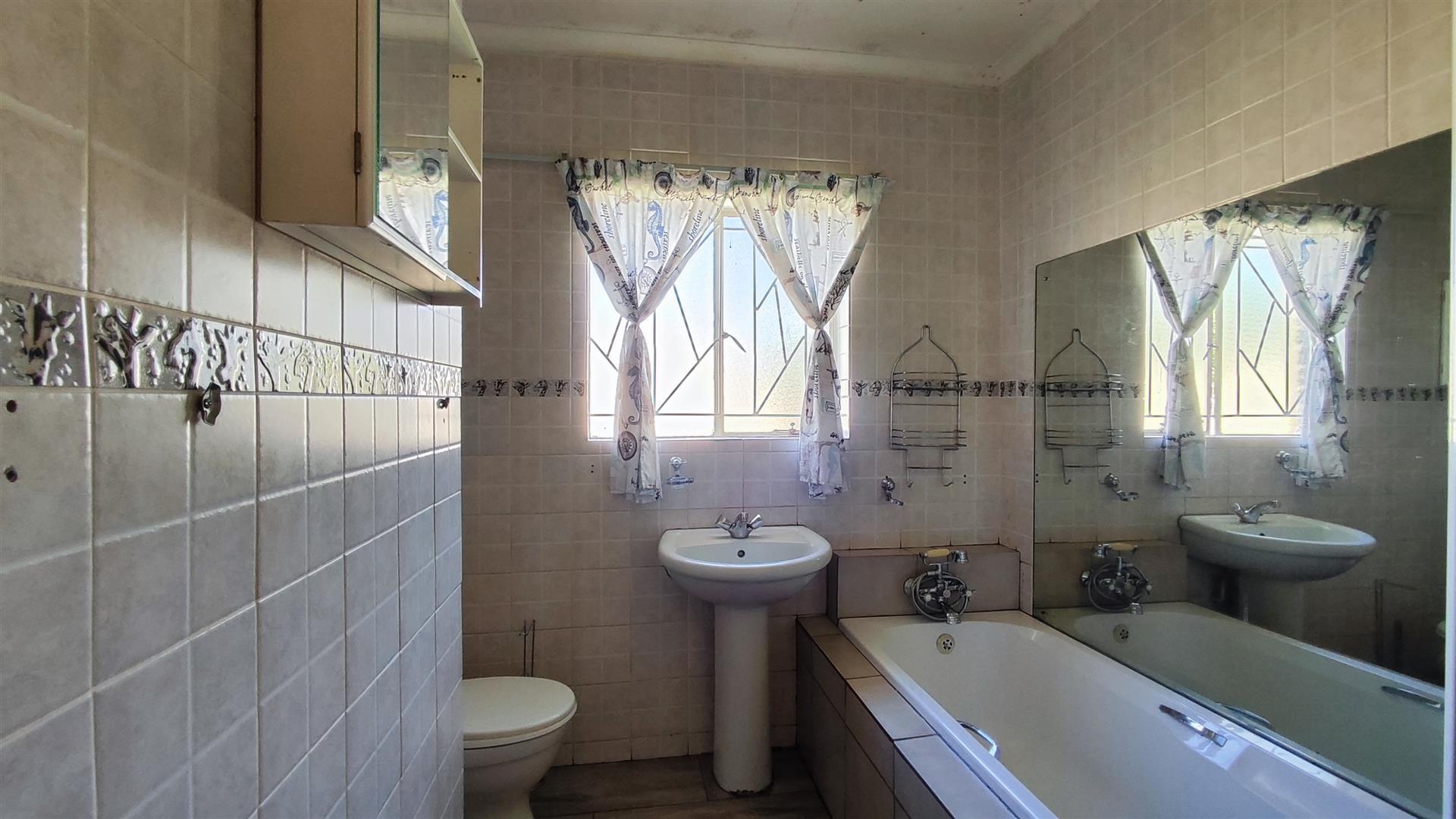 Bathroom 1 - 6 square meters of property in Riversdale