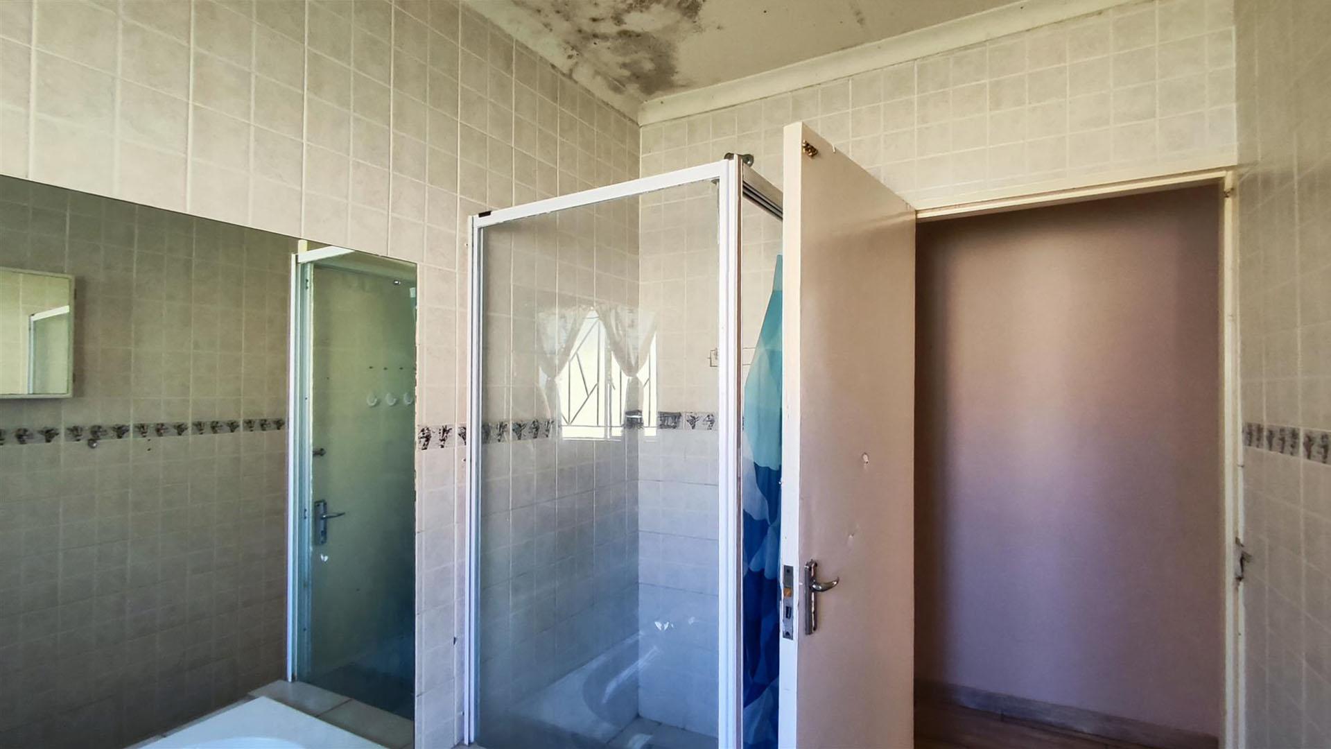 Bathroom 1 - 6 square meters of property in Riversdale