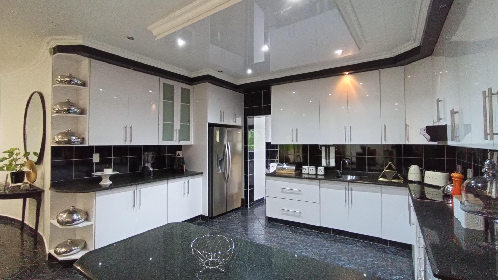 Kitchen - 19 square meters of property in Shelly Beach