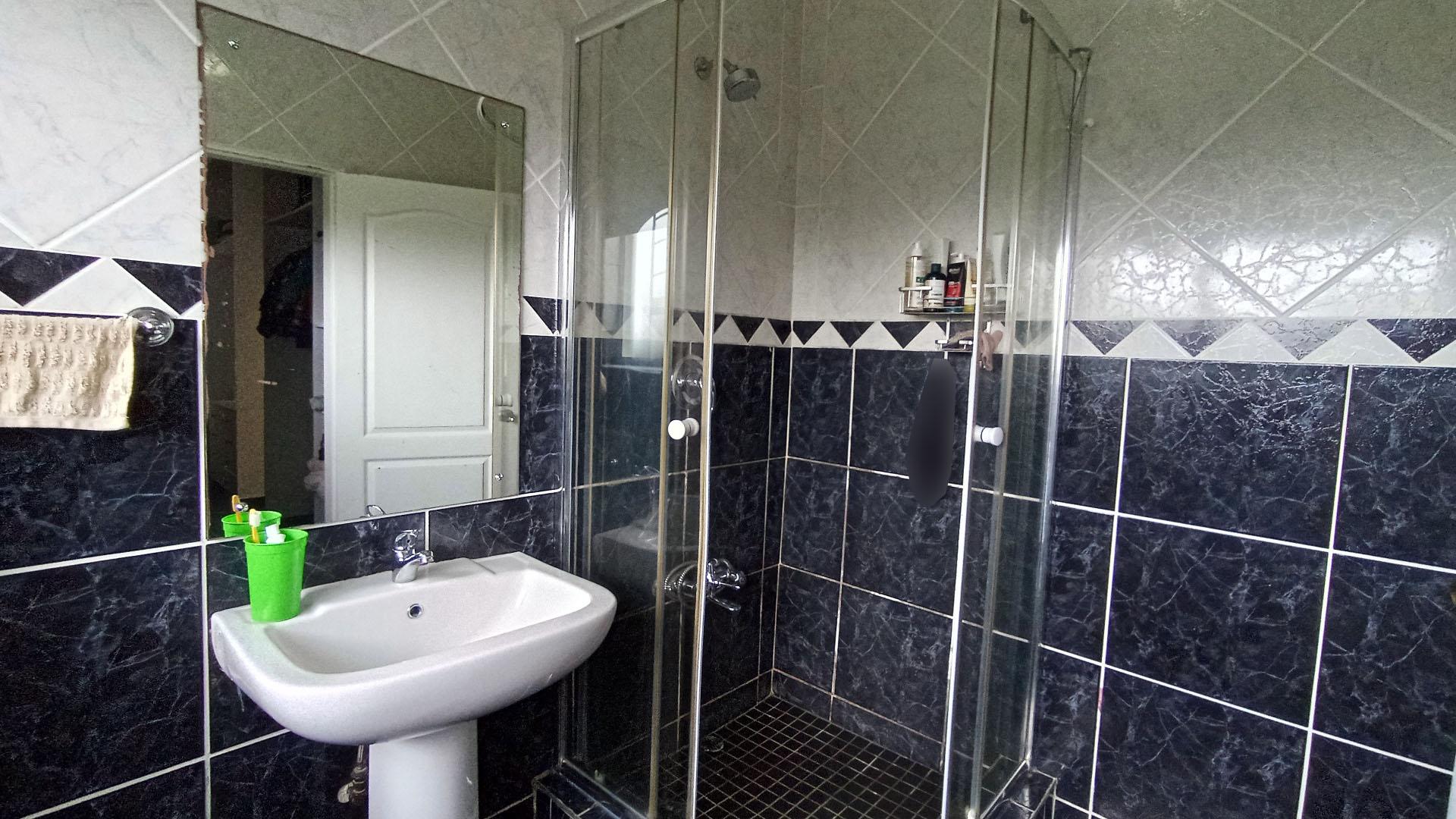 Main Bathroom - 6 square meters of property in Shelly Beach