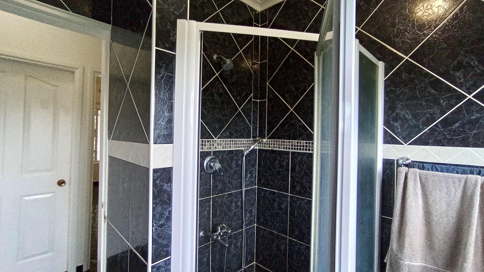 Bathroom 1 - 7 square meters of property in Shelly Beach