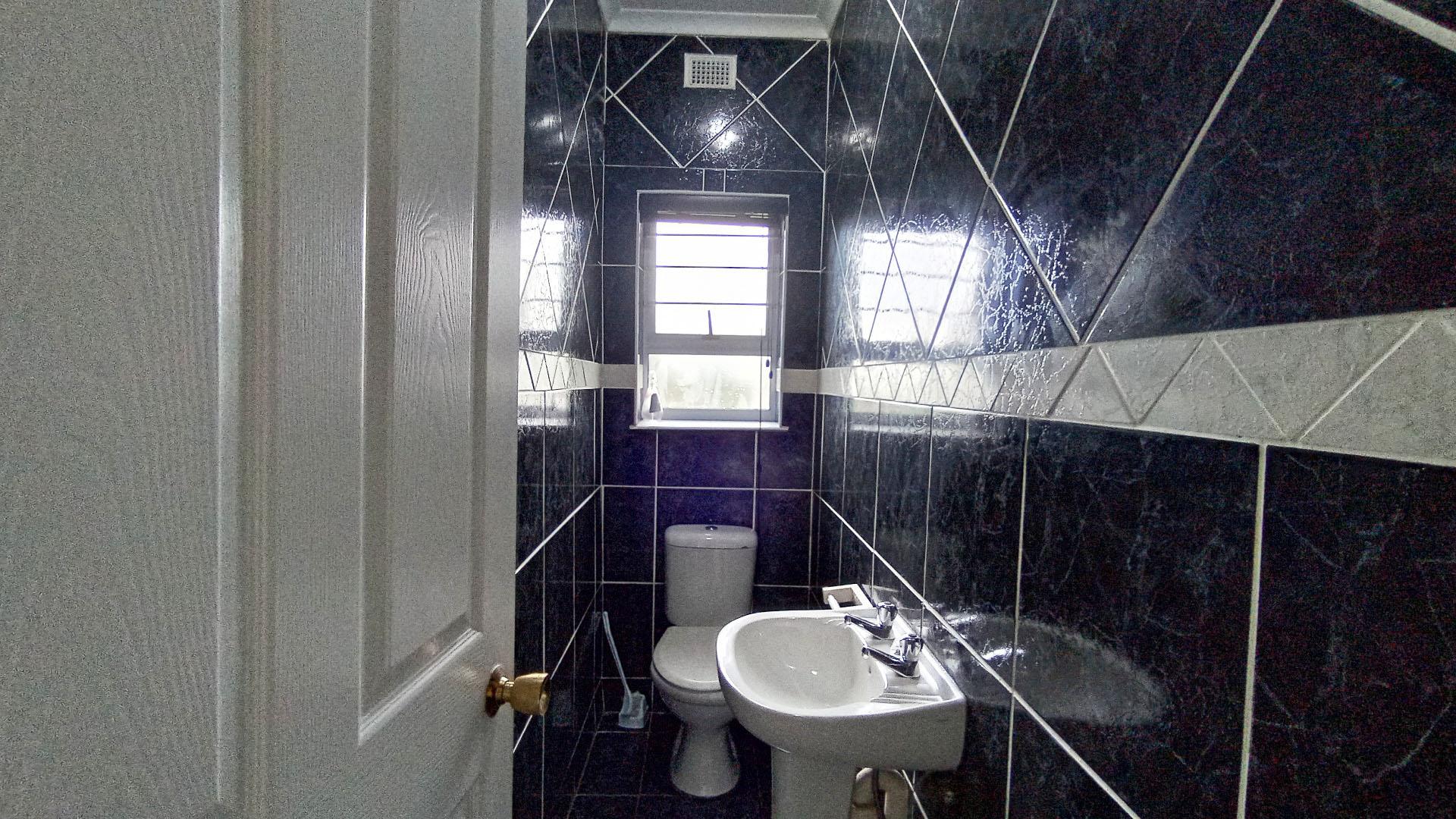Guest Toilet - 3 square meters of property in Shelly Beach