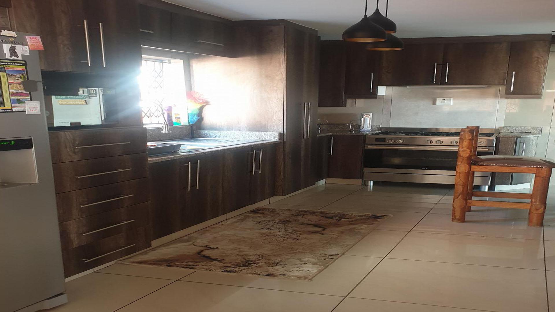 Kitchen - 25 square meters of property in Risecliff