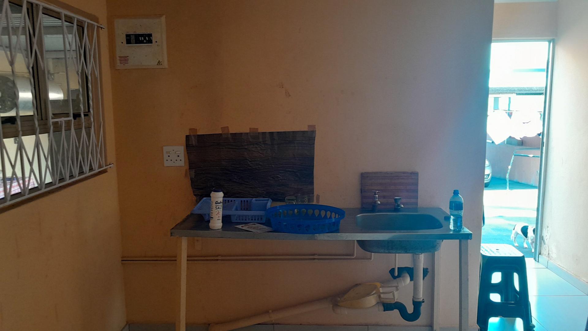 Lounges - 36 square meters of property in Risecliff