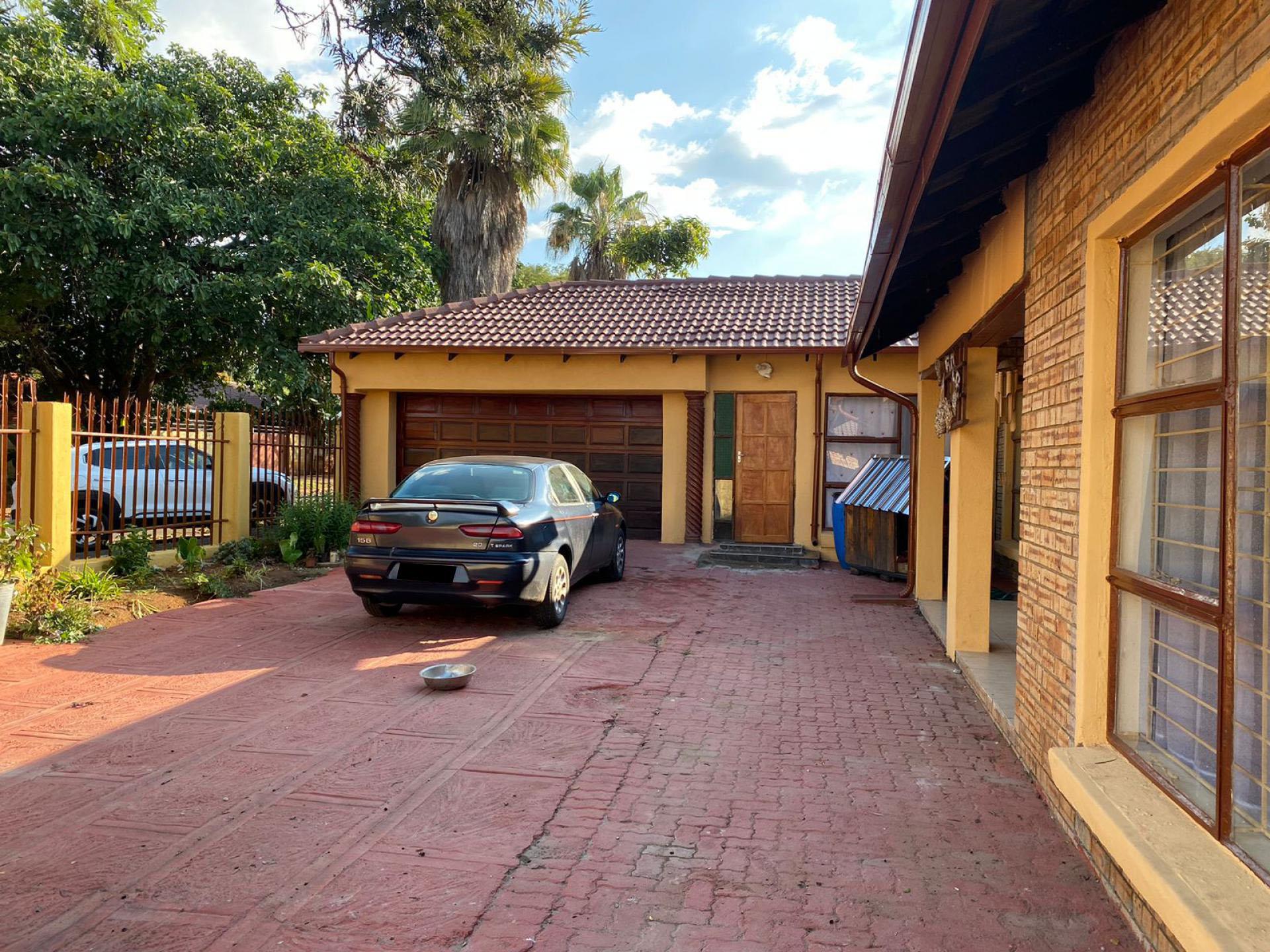 Front View of property in Geelhoutpark