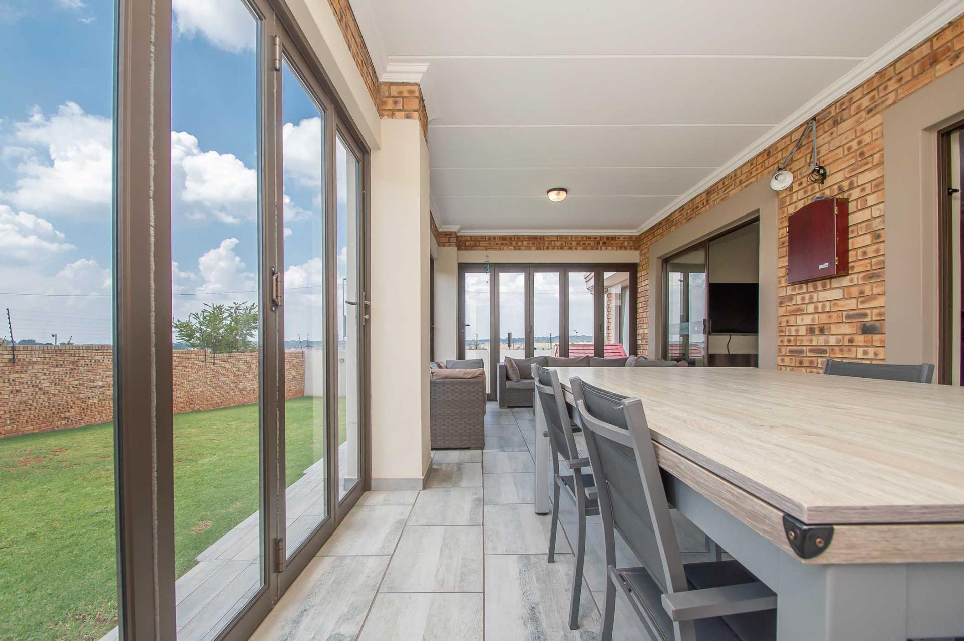 Dining Room - 17 square meters of property in Ruimsig Noord