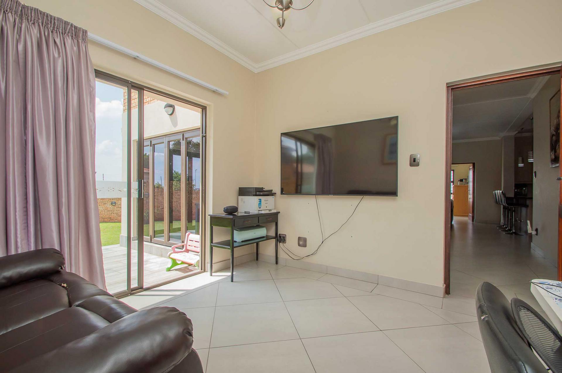 Lounges - 39 square meters of property in Ruimsig Noord