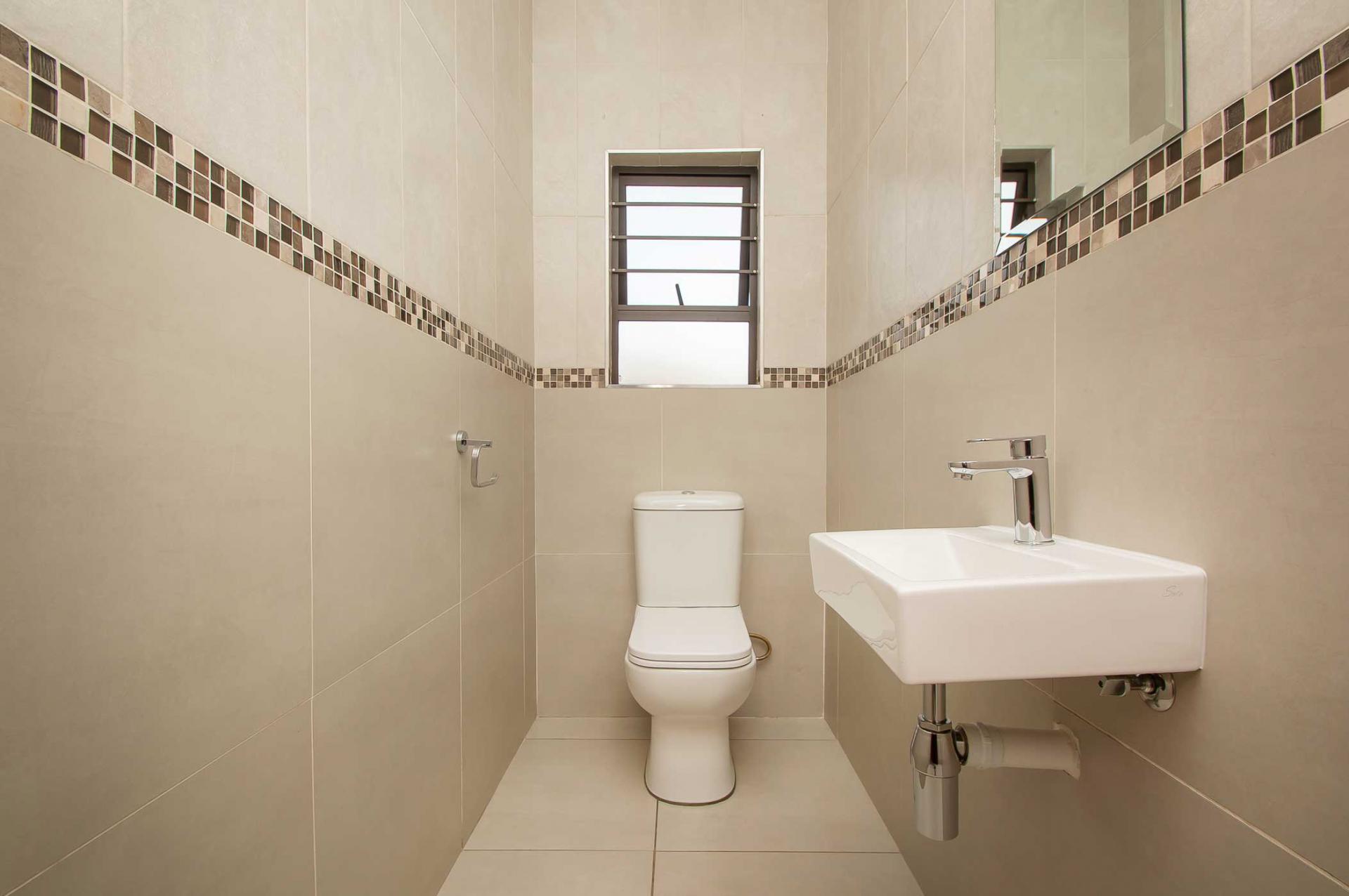 Bathroom 1 - 7 square meters of property in Ruimsig Noord