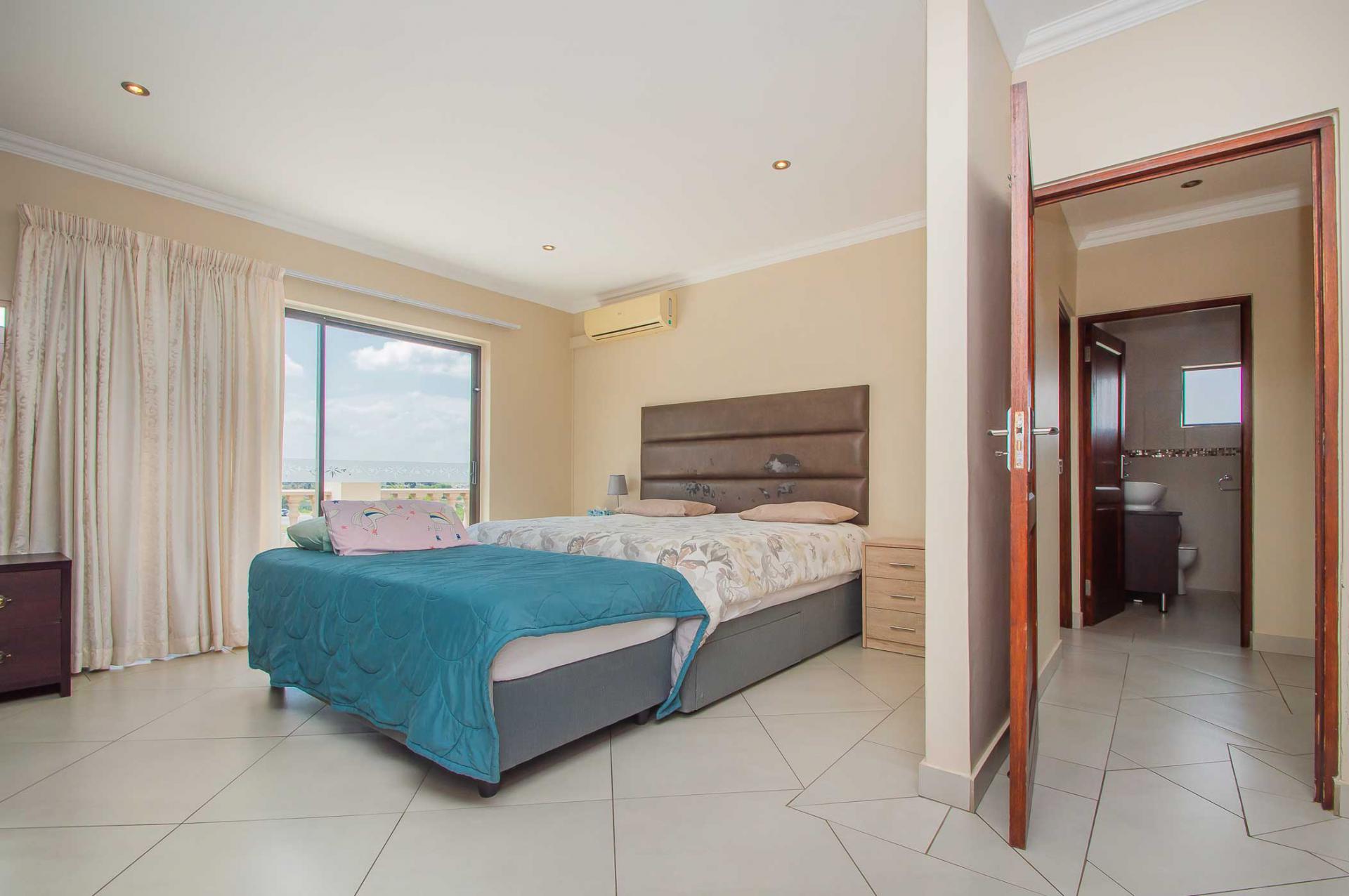 Main Bedroom - 27 square meters of property in Ruimsig Noord