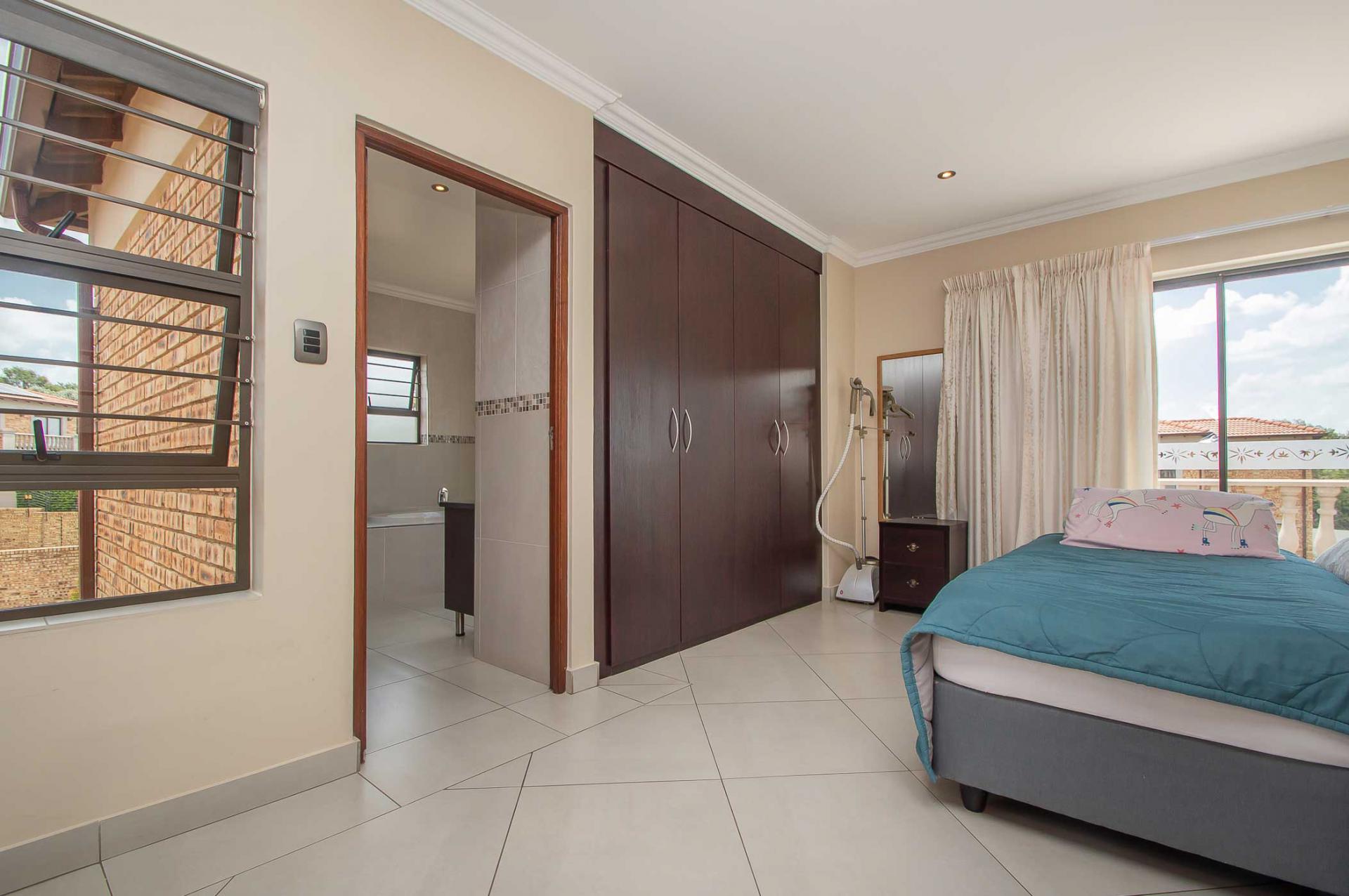 Main Bedroom - 27 square meters of property in Ruimsig Noord