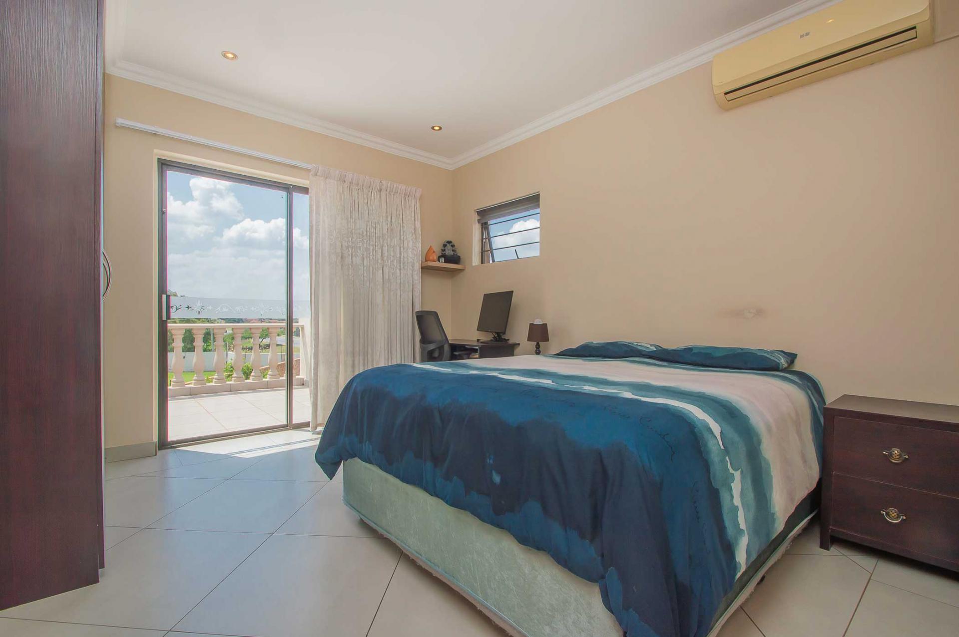 Bed Room 1 - 15 square meters of property in Ruimsig Noord