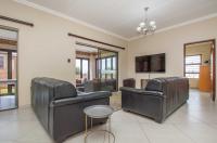 Lounges - 39 square meters of property in Ruimsig Noord