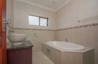 Bathroom 2 of property in Ruimsig Noord