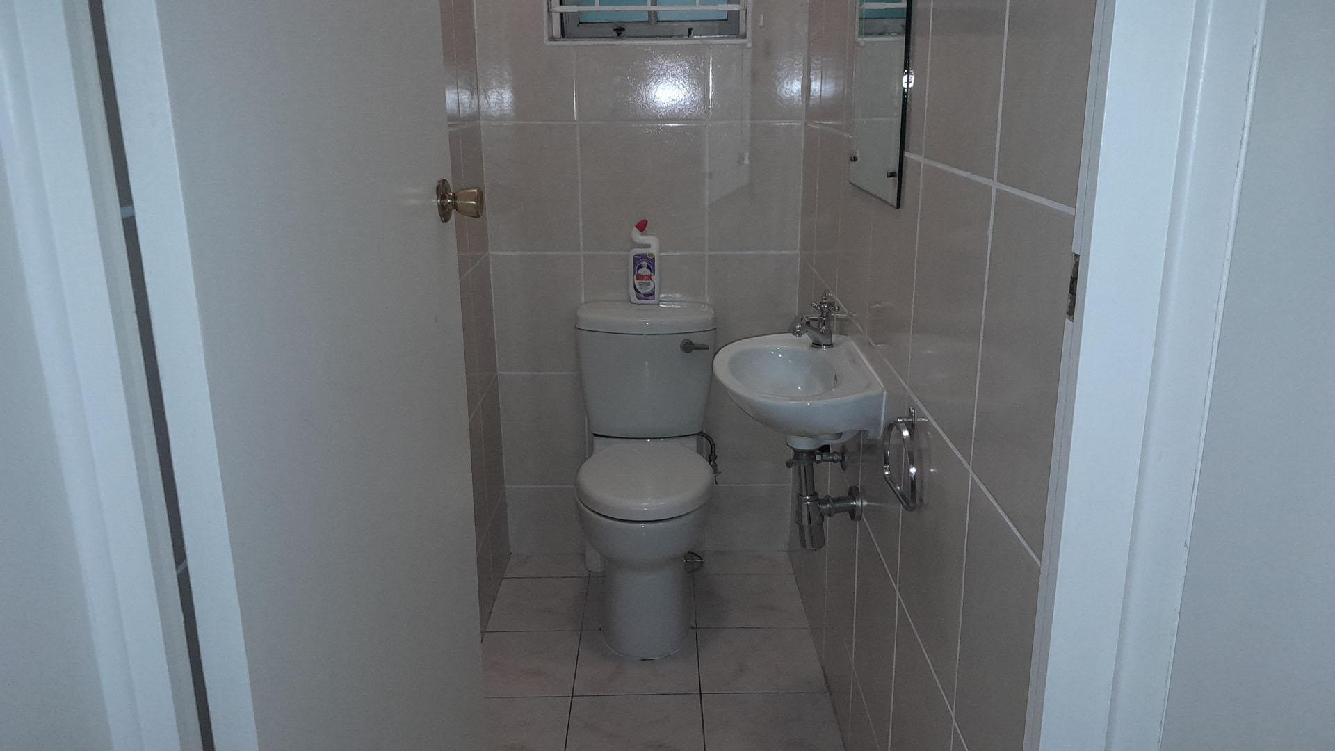 Guest Toilet - 2 square meters of property in Cowies Hill 