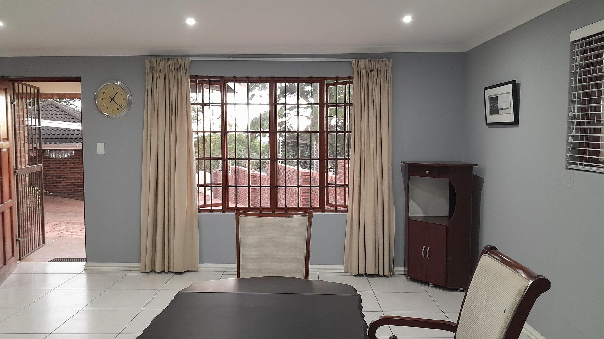 Lounges - 46 square meters of property in Cowies Hill 