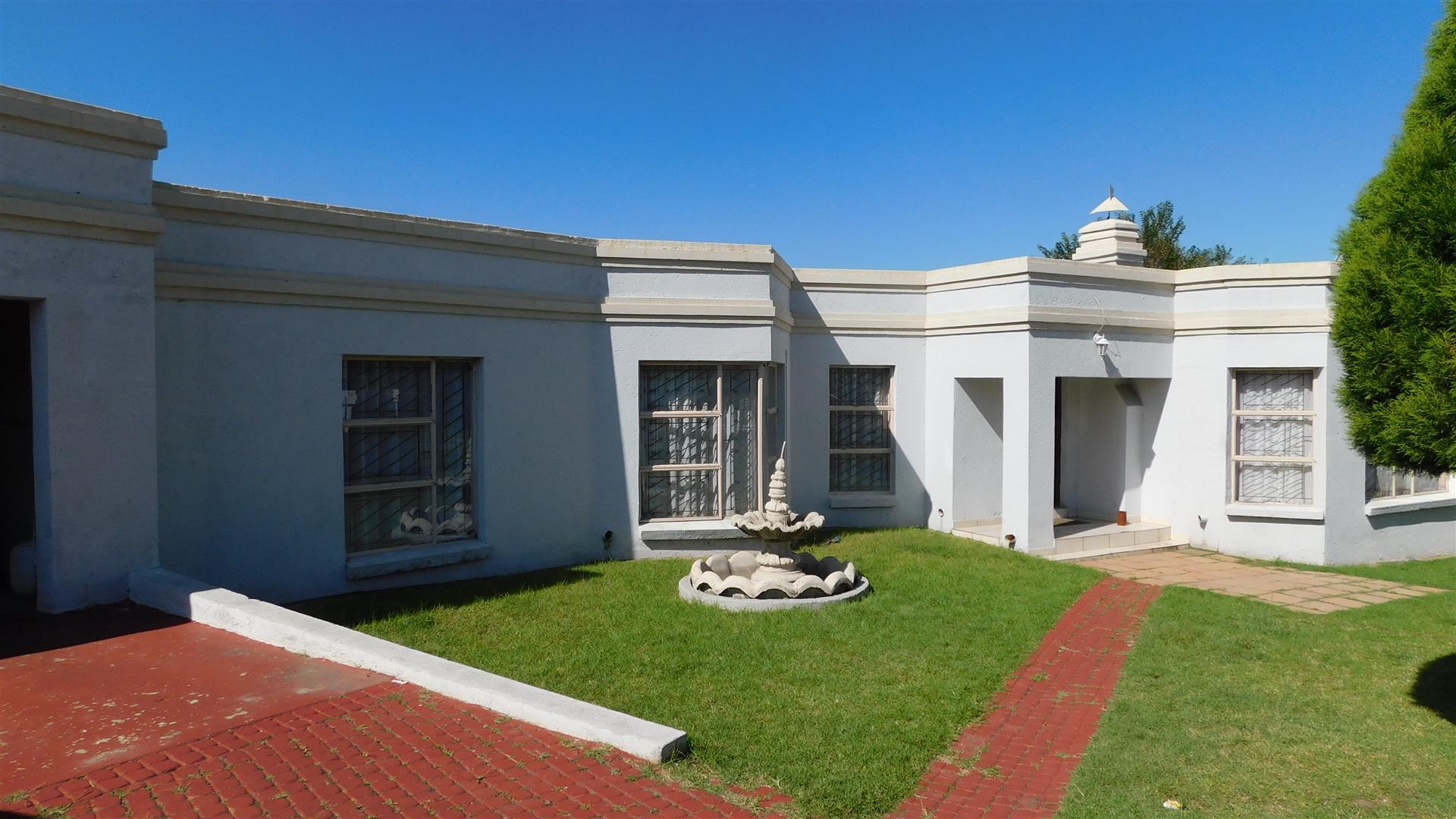 Front View of property in Die Heuwel