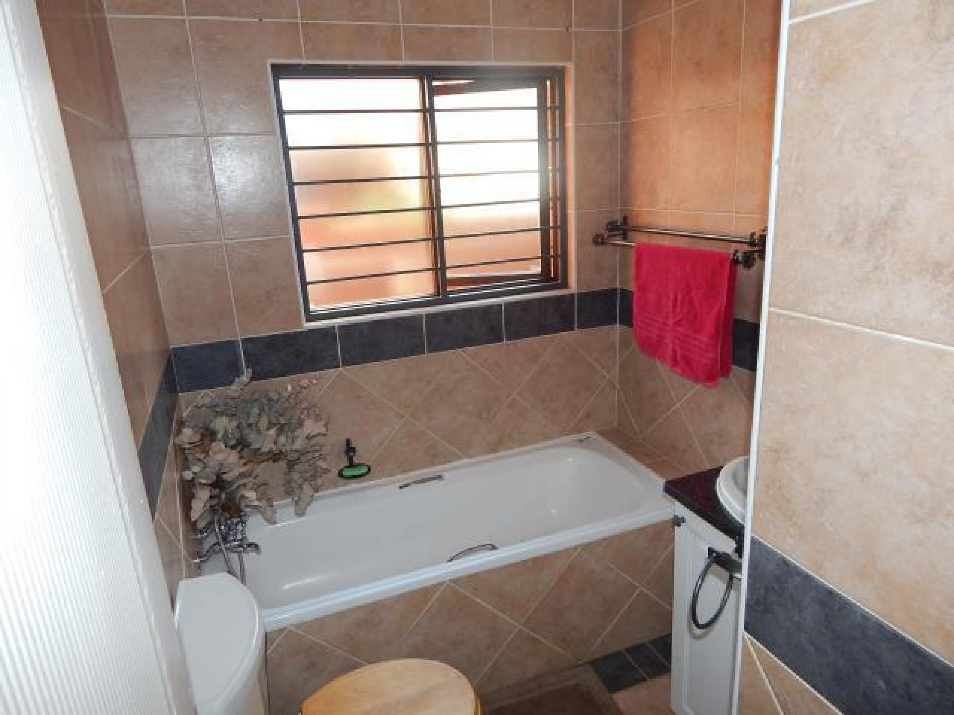 Bathroom 1 - 4 square meters of property in Boardwalk Meander Estate