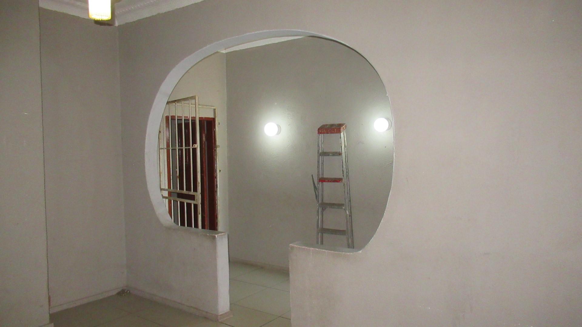 Lounges - 21 square meters of property in La Rochelle - JHB