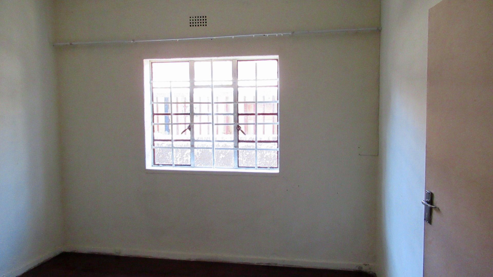Bed Room 1 - 16 square meters of property in La Rochelle - JHB