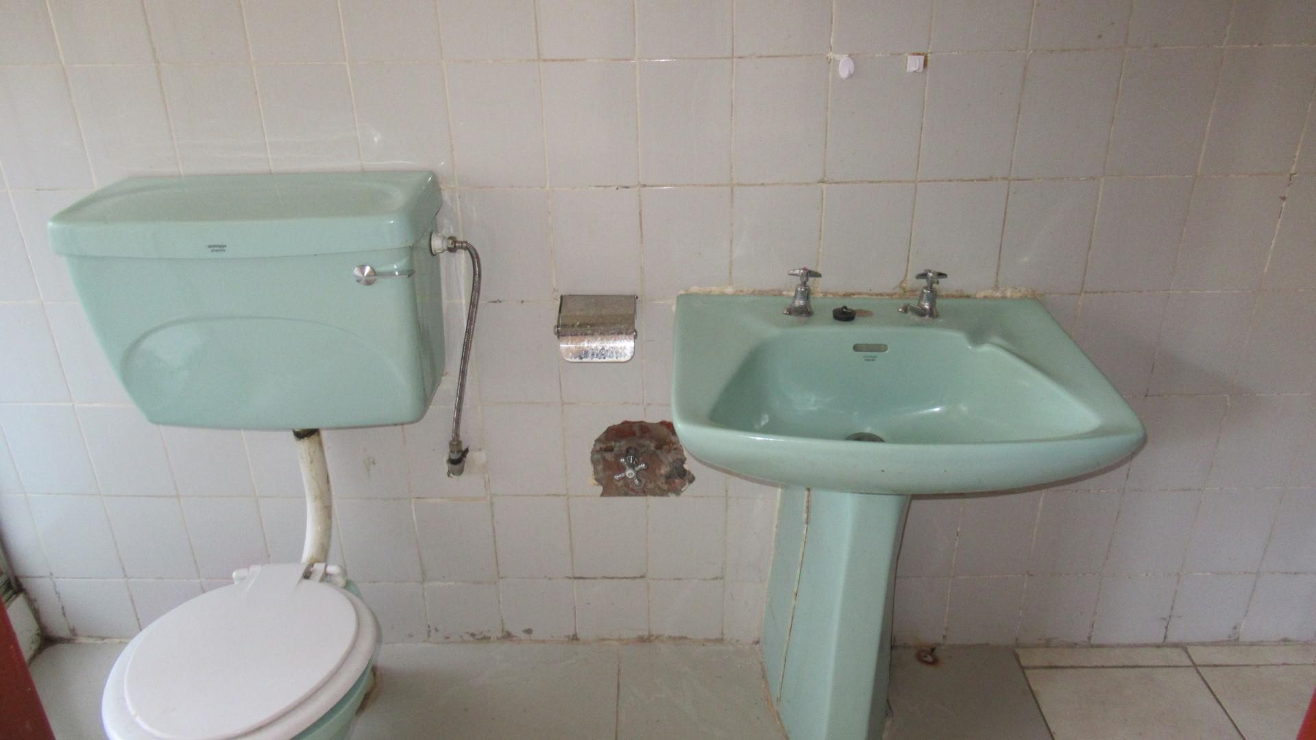 Bathroom 1 - 6 square meters of property in La Rochelle - JHB