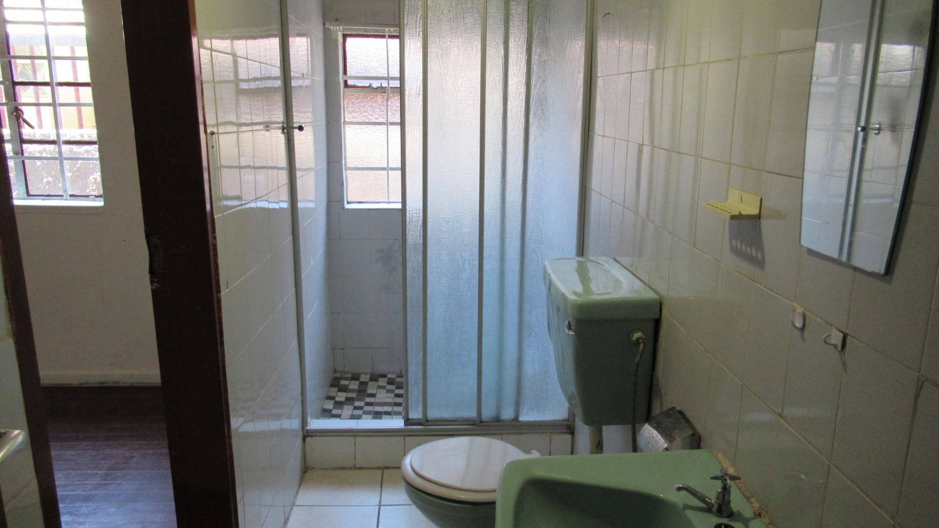 Bathroom 1 - 6 square meters of property in La Rochelle - JHB