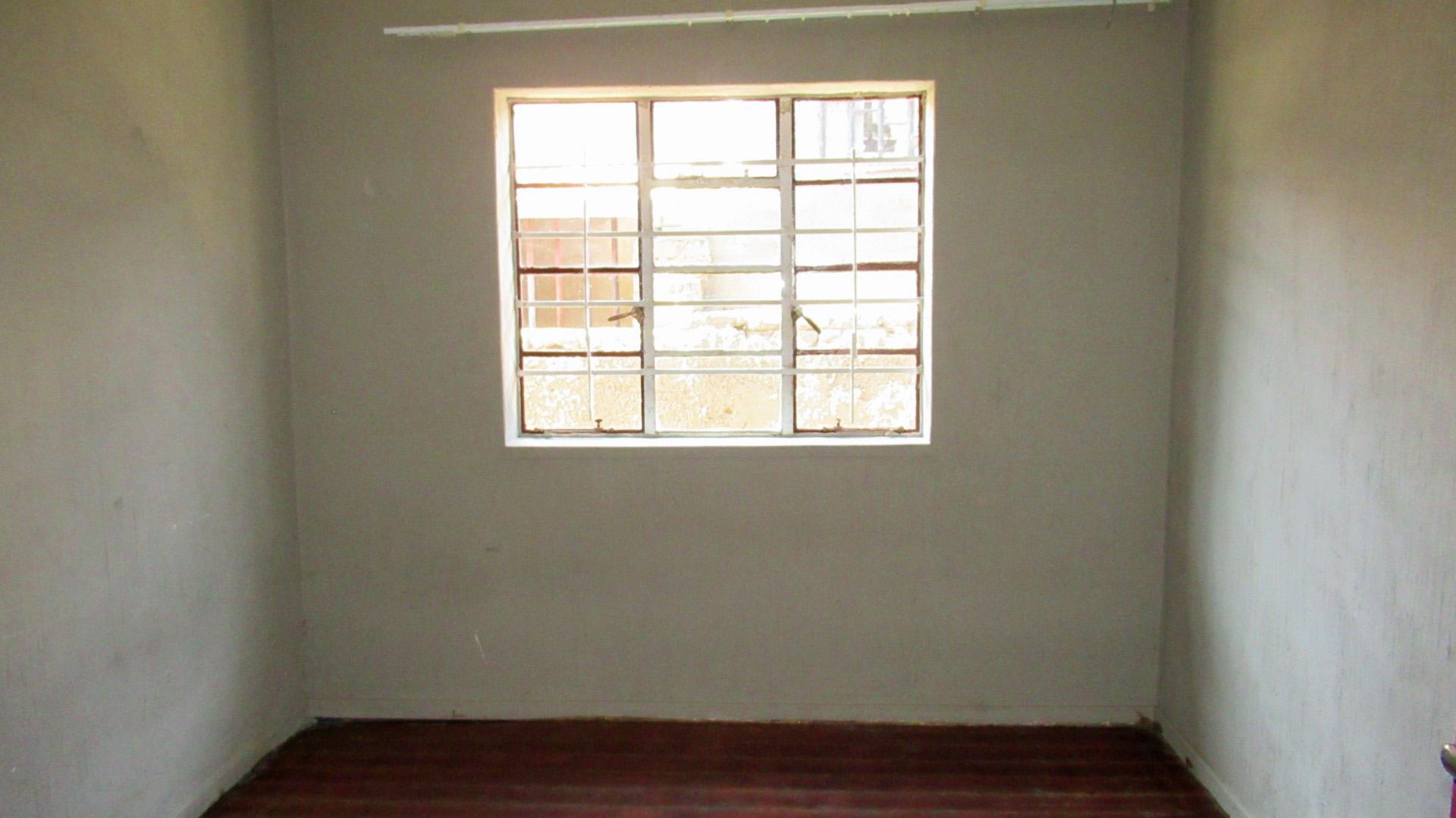 Bed Room 2 - 14 square meters of property in La Rochelle - JHB