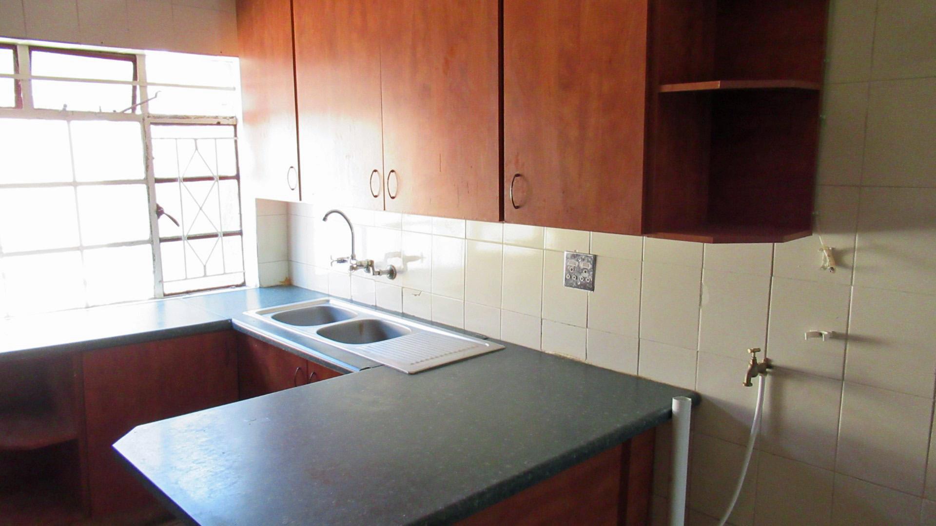 Kitchen - 9 square meters of property in La Rochelle - JHB
