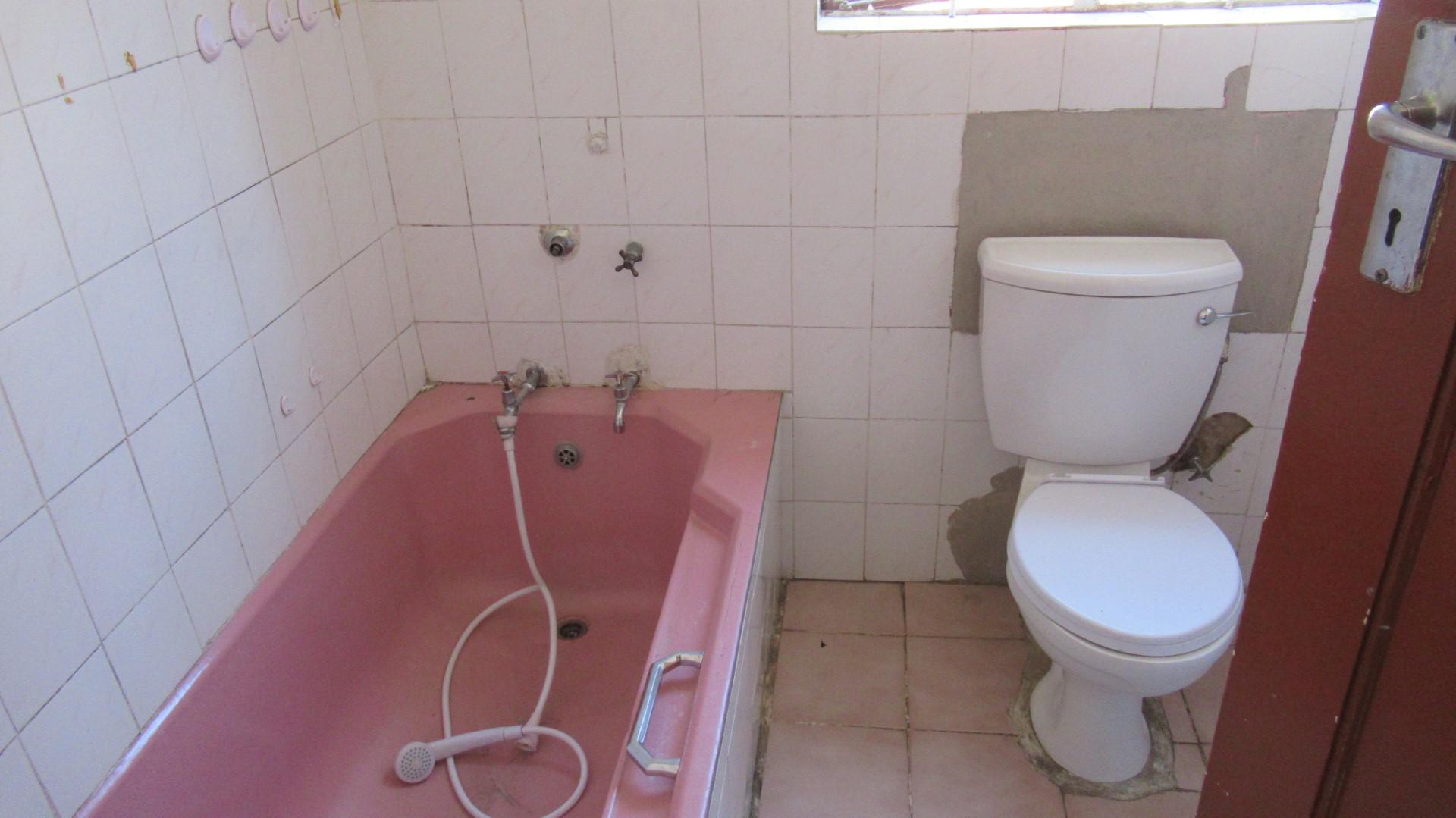 Bathroom 2 - 5 square meters of property in La Rochelle - JHB