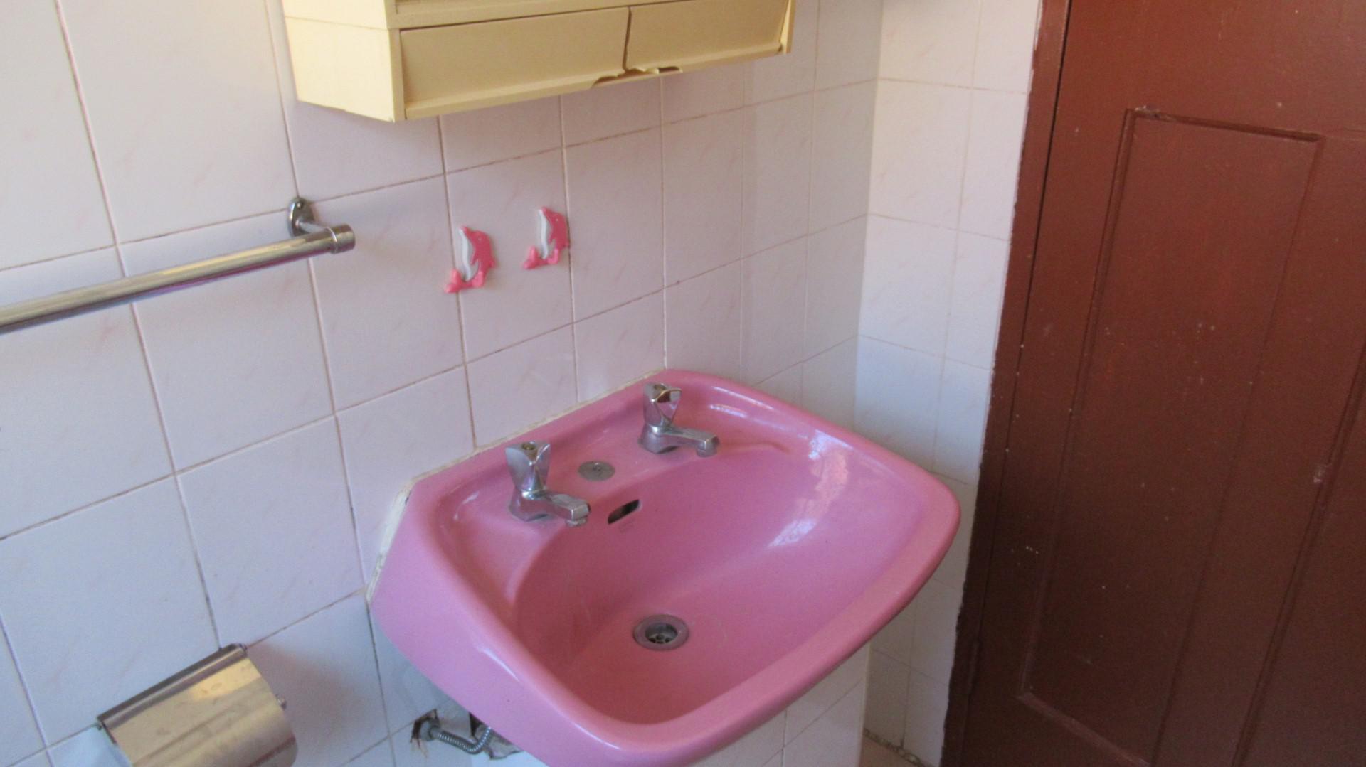 Bathroom 2 - 5 square meters of property in La Rochelle - JHB