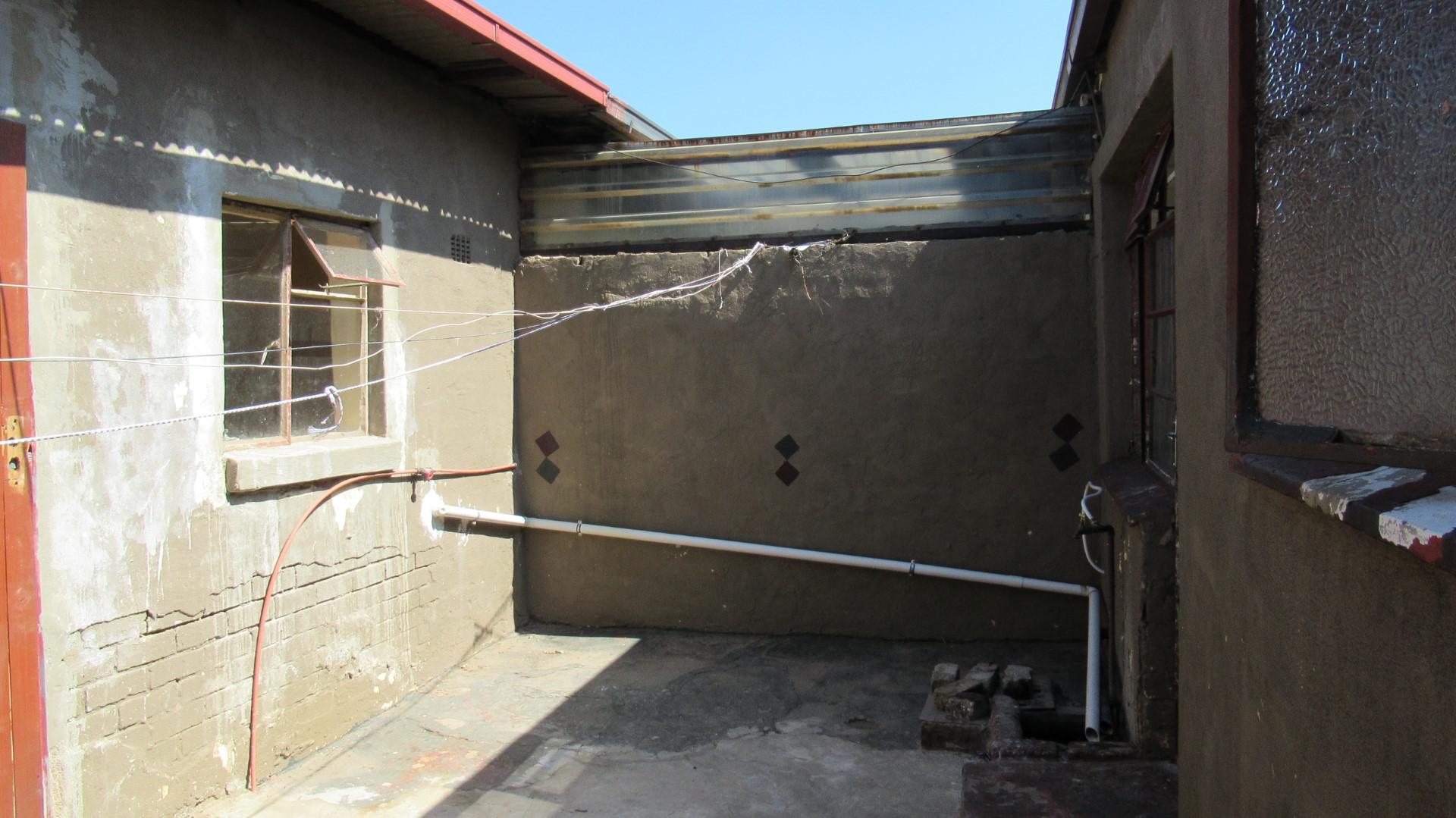 Backyard - 33 square meters of property in La Rochelle - JHB