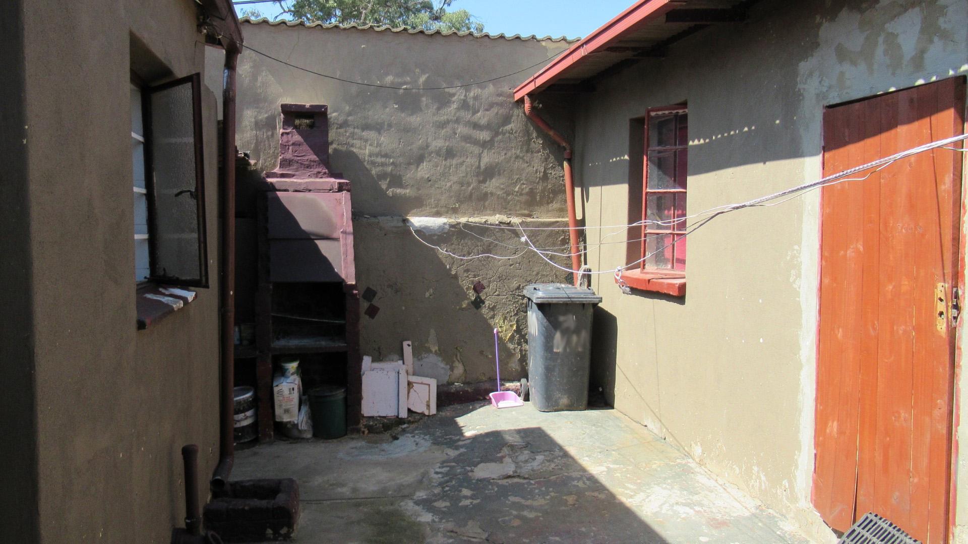 Backyard - 33 square meters of property in La Rochelle - JHB