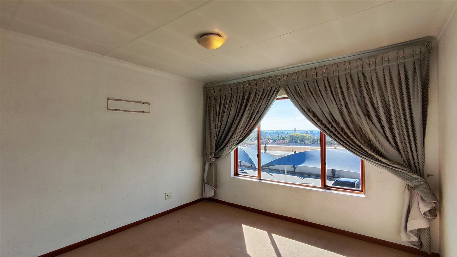 Main Bedroom - 21 square meters of property in Meyersdal