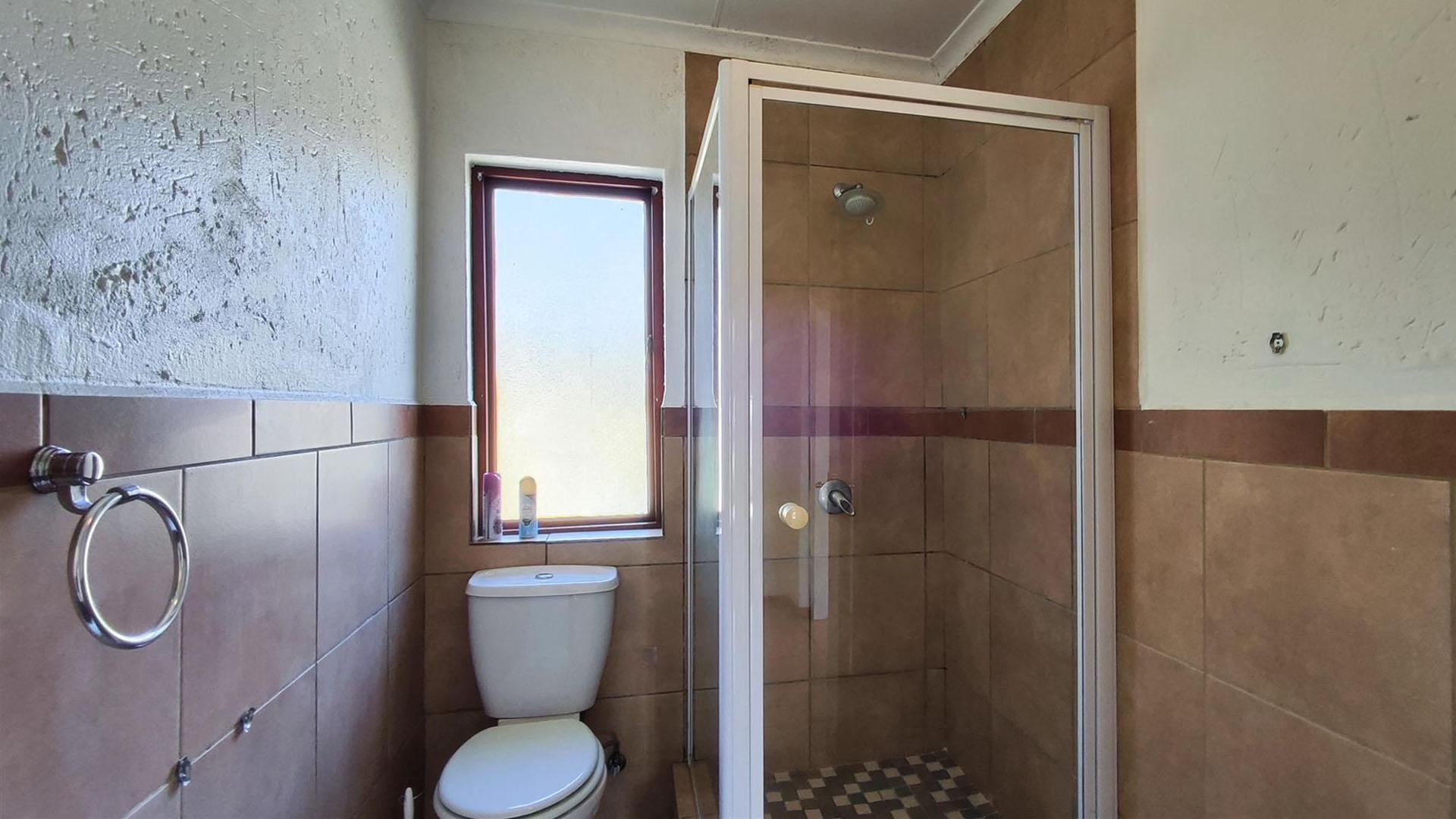 Bathroom 1 - 6 square meters of property in Meyersdal