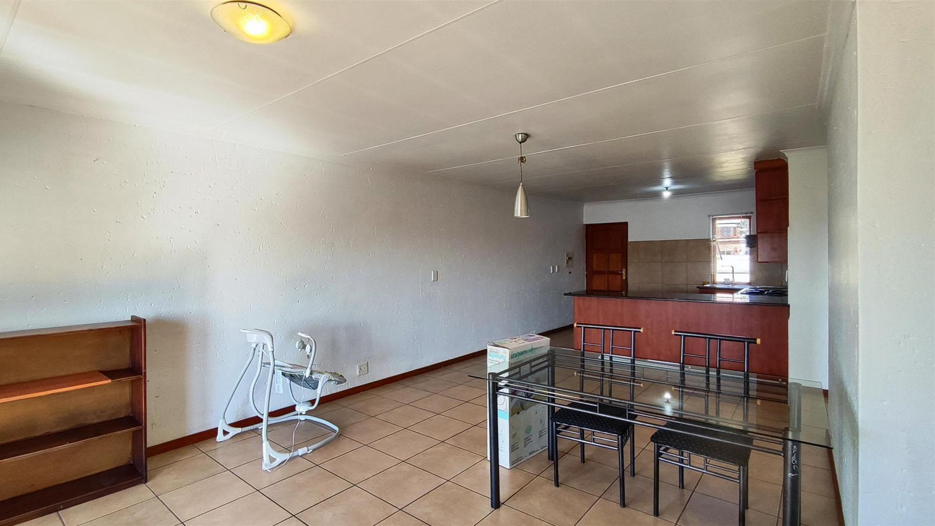 Lounges - 30 square meters of property in Meyersdal