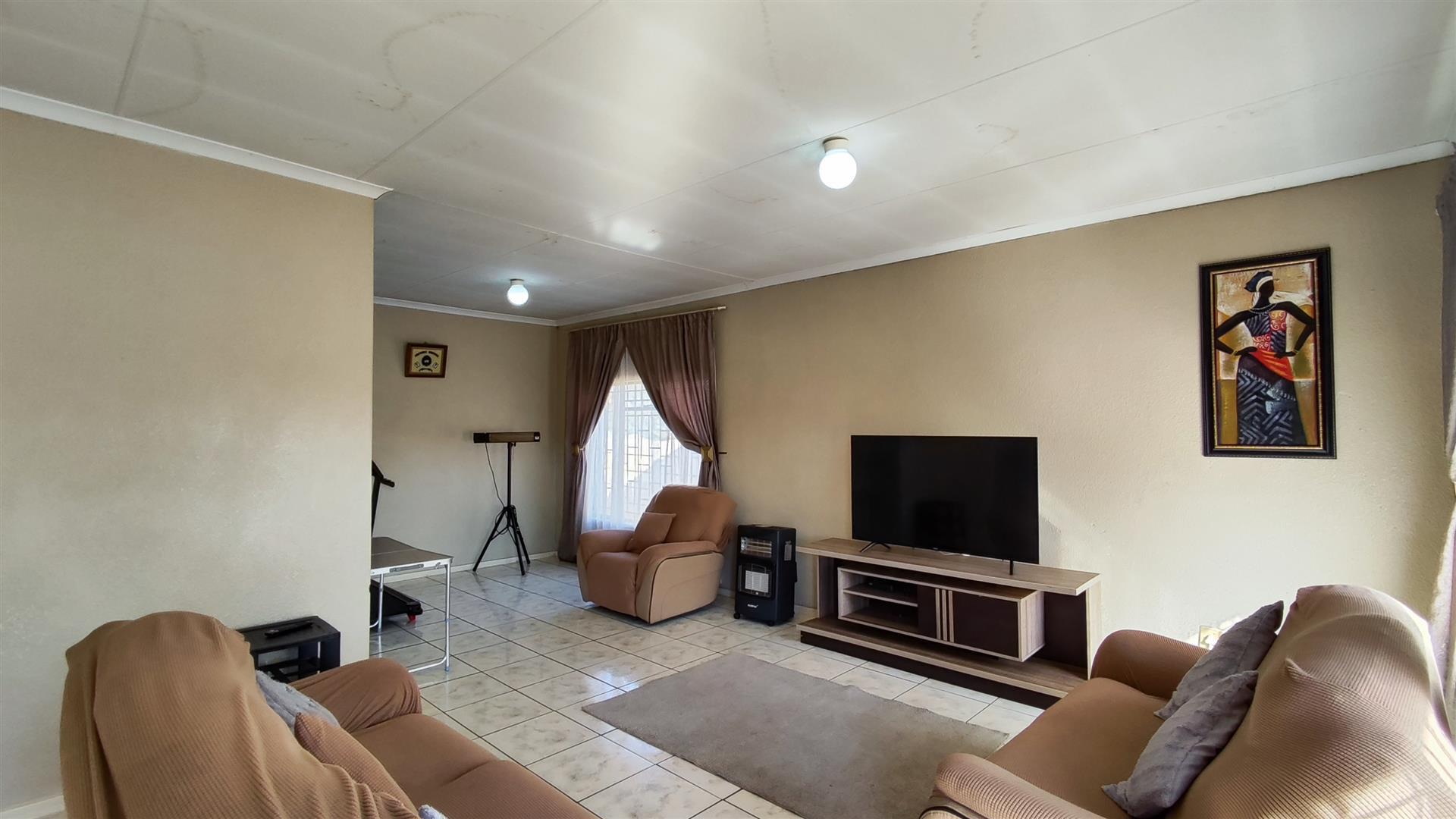 Lounges - 21 square meters of property in Roodebult
